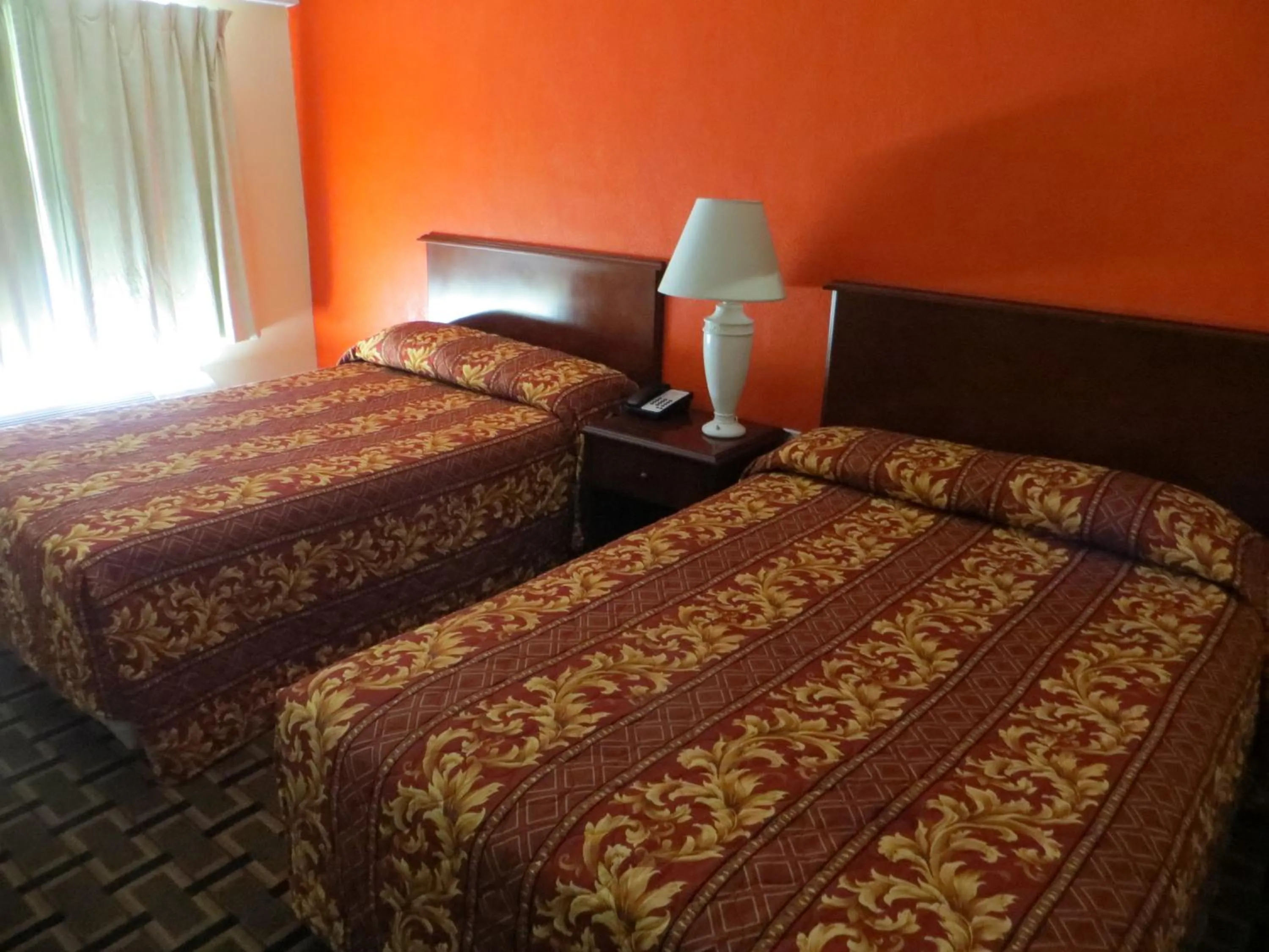 Bedroom, Bed in Budget Inn