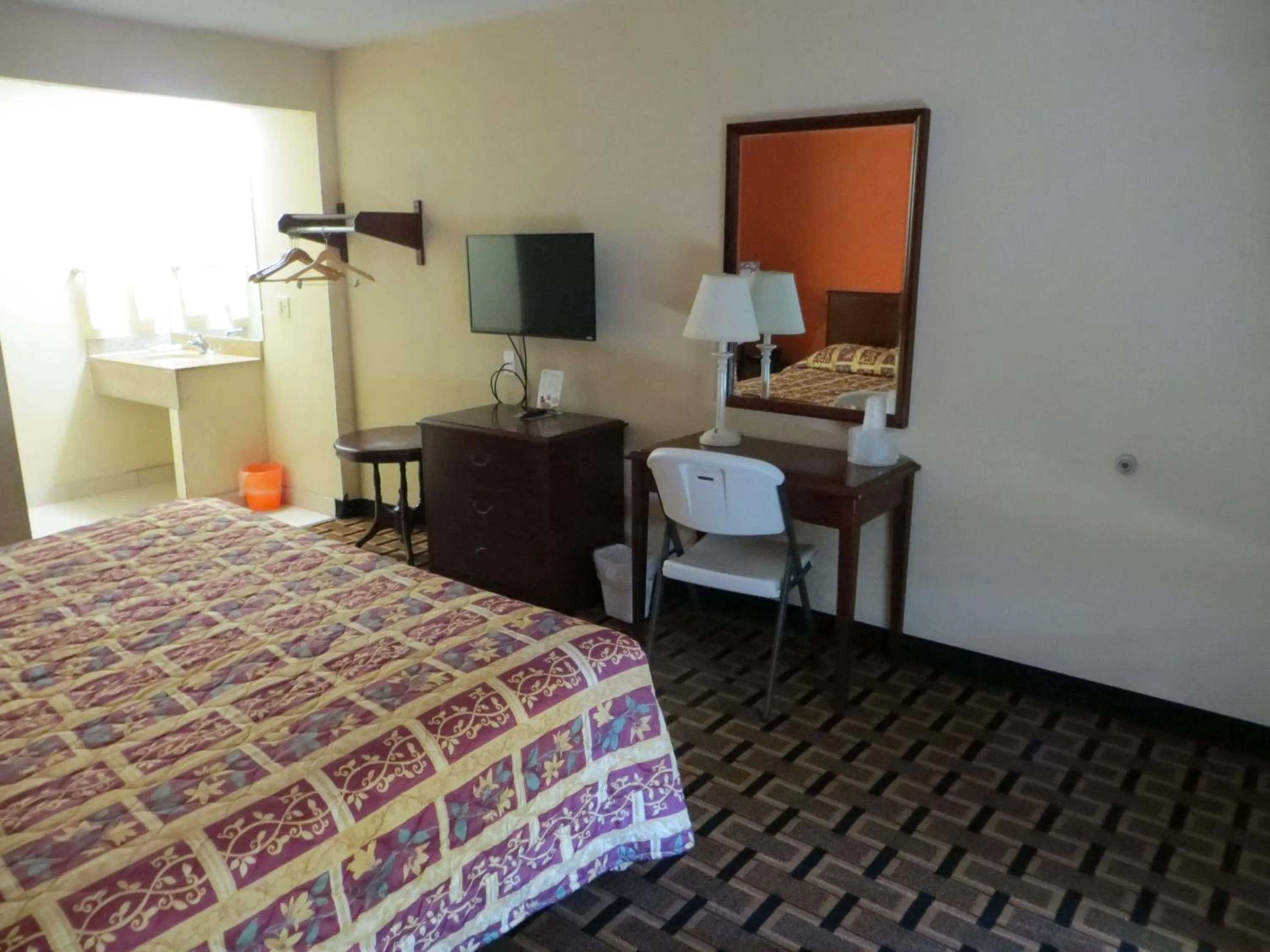 Photo of the whole room, Bed in Budget Inn