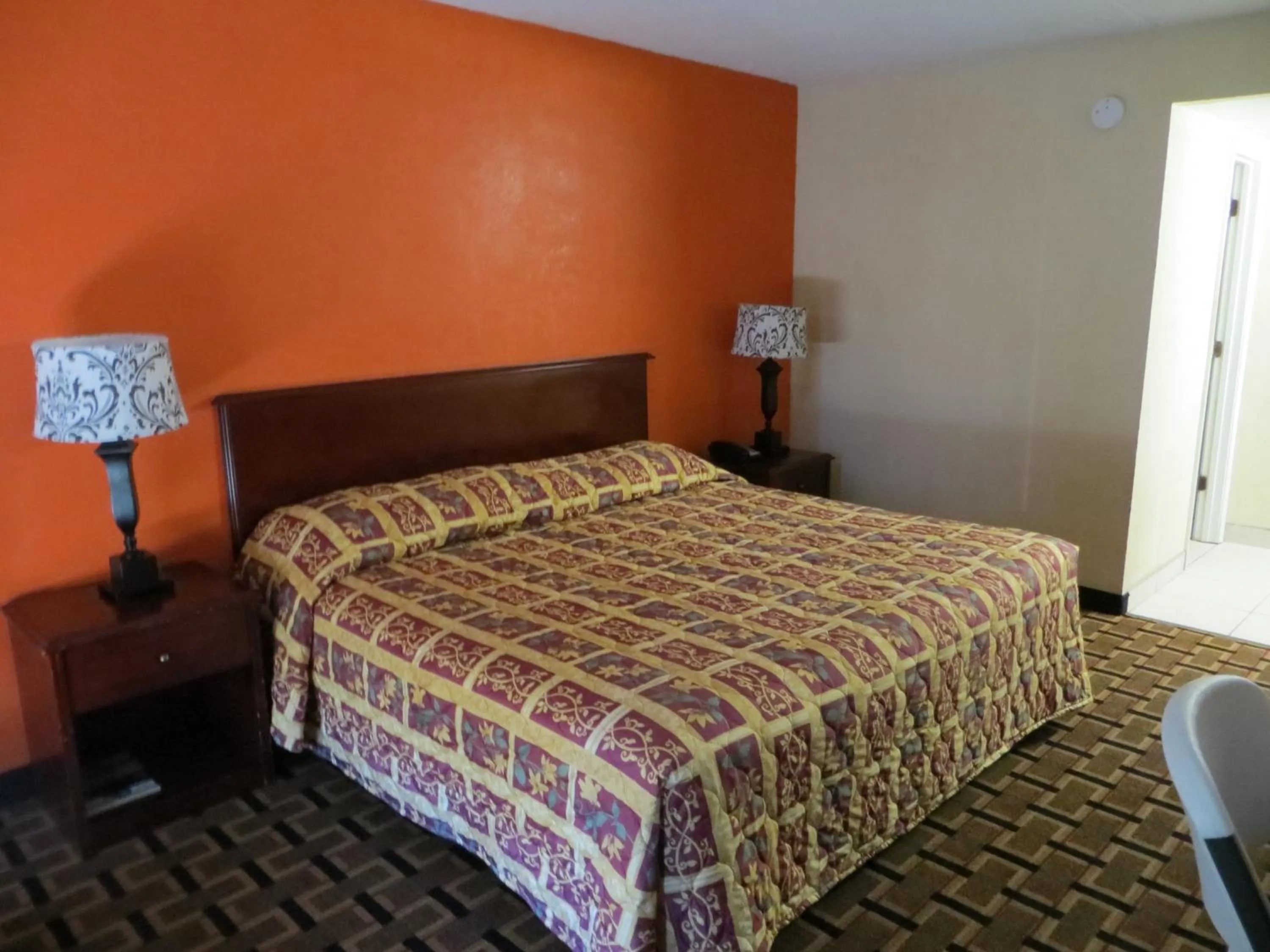 Photo of the whole room, Bed in Budget Inn