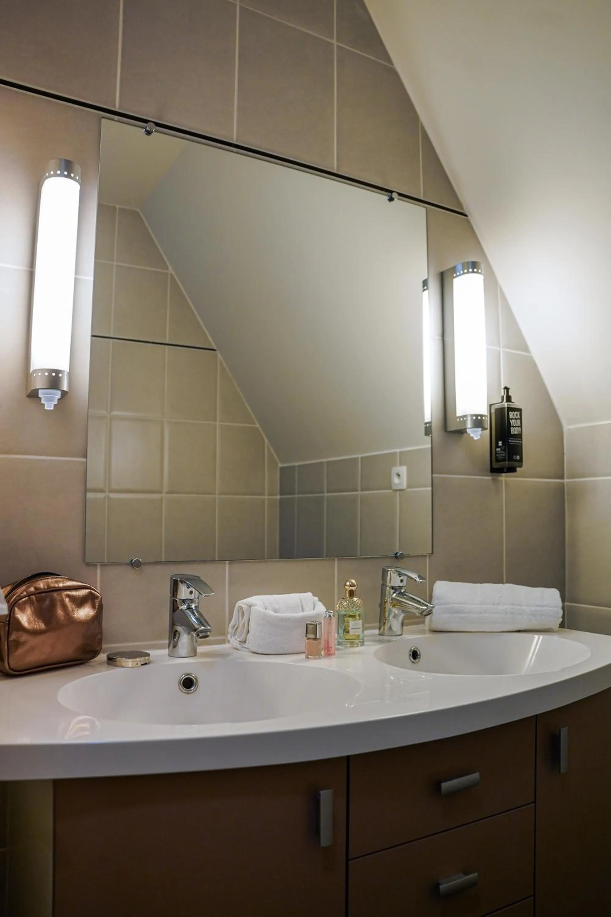 Bathroom in ibis Bayeux Port En Bessin