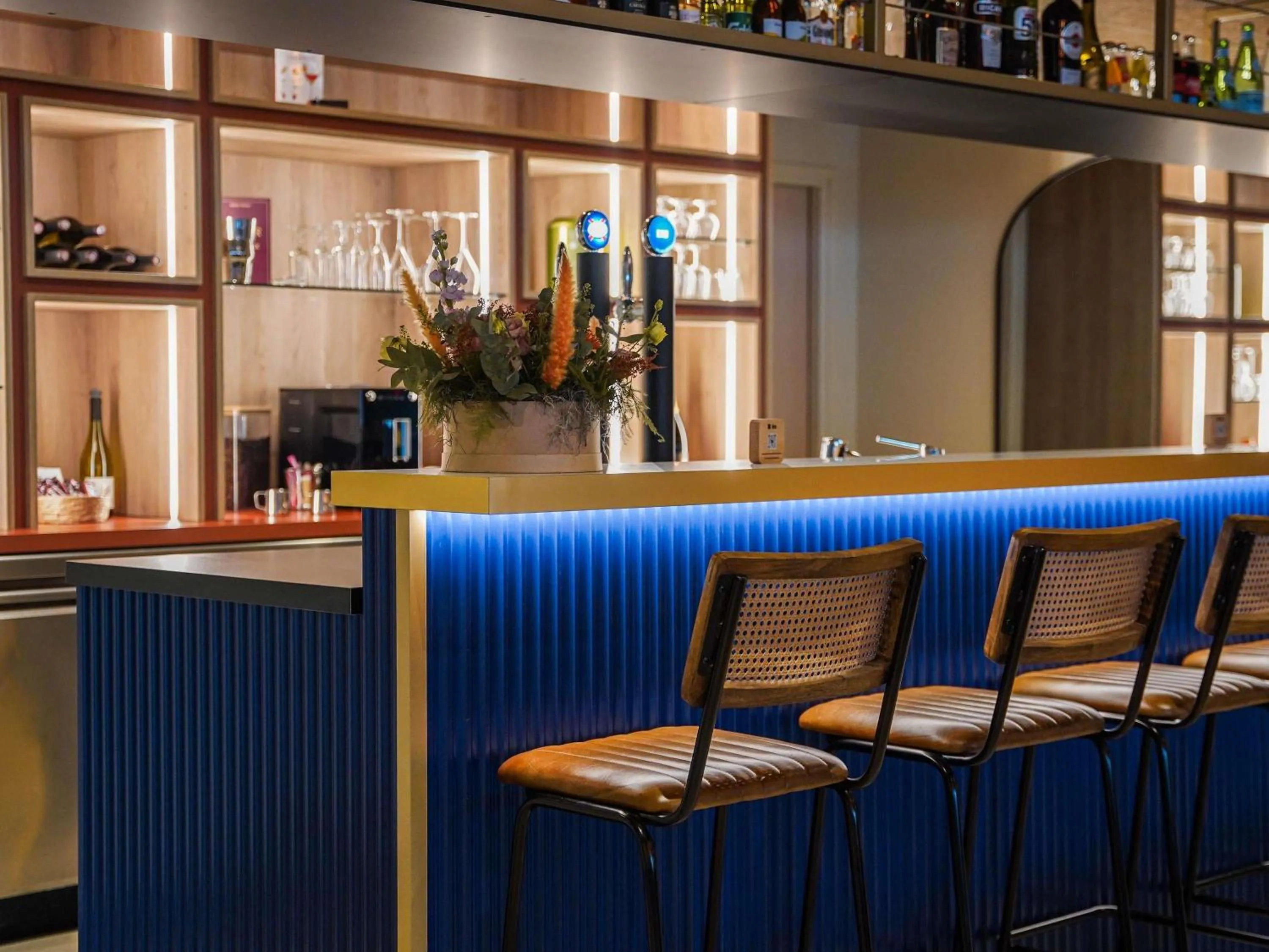 Lounge or bar in ibis Bayeux Port En Bessin