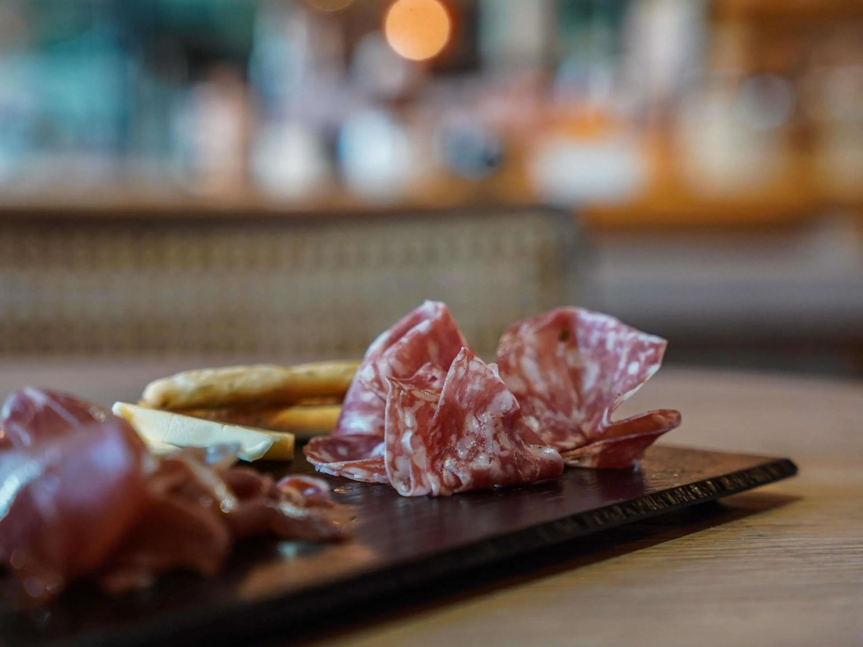 Lounge or bar in ibis Bayeux Port En Bessin