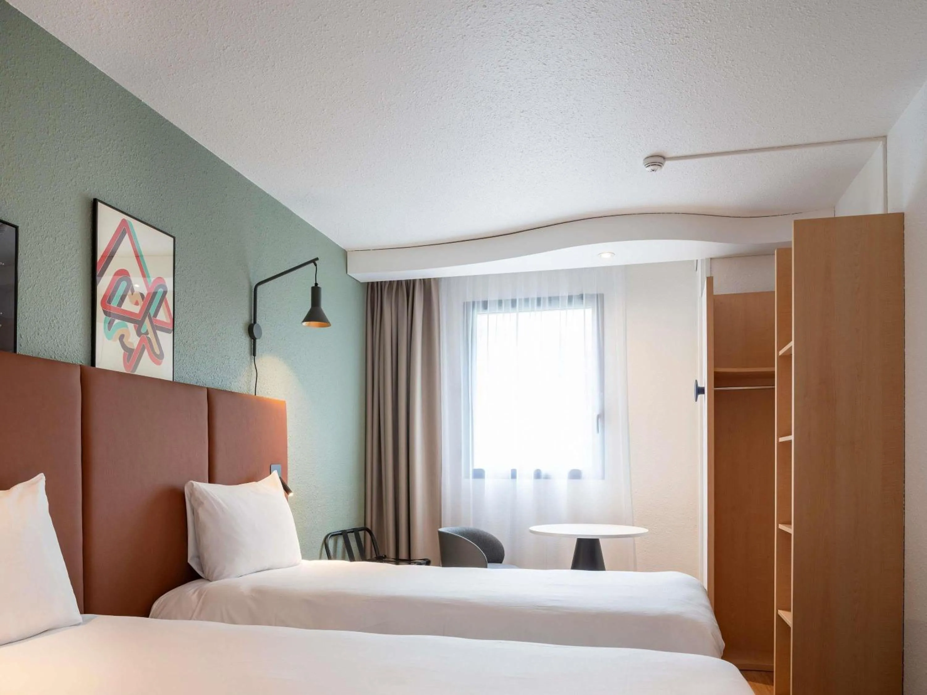 Property building, Bed in ibis Bayeux Port En Bessin