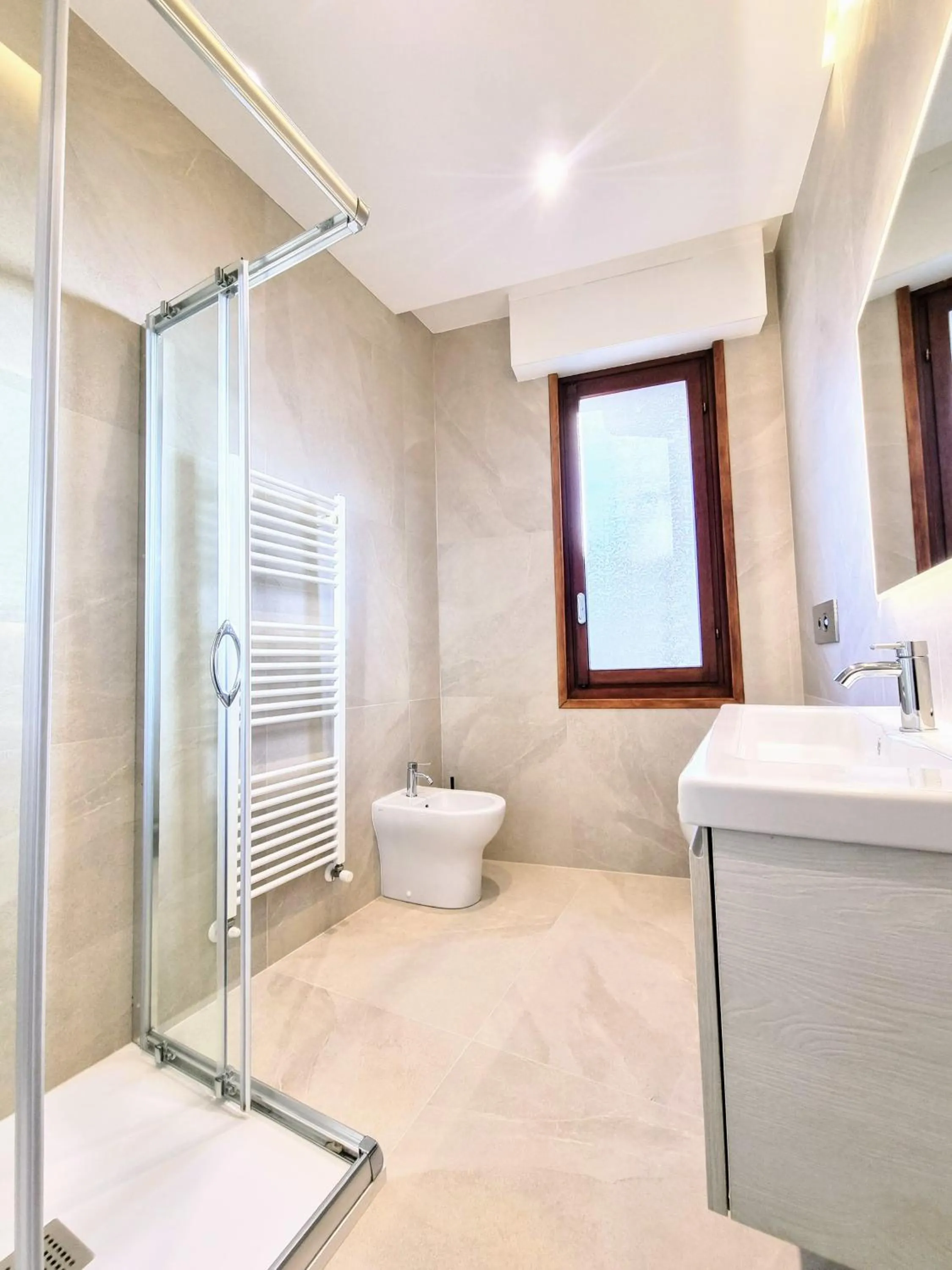 Shower in Le Grand Bleu