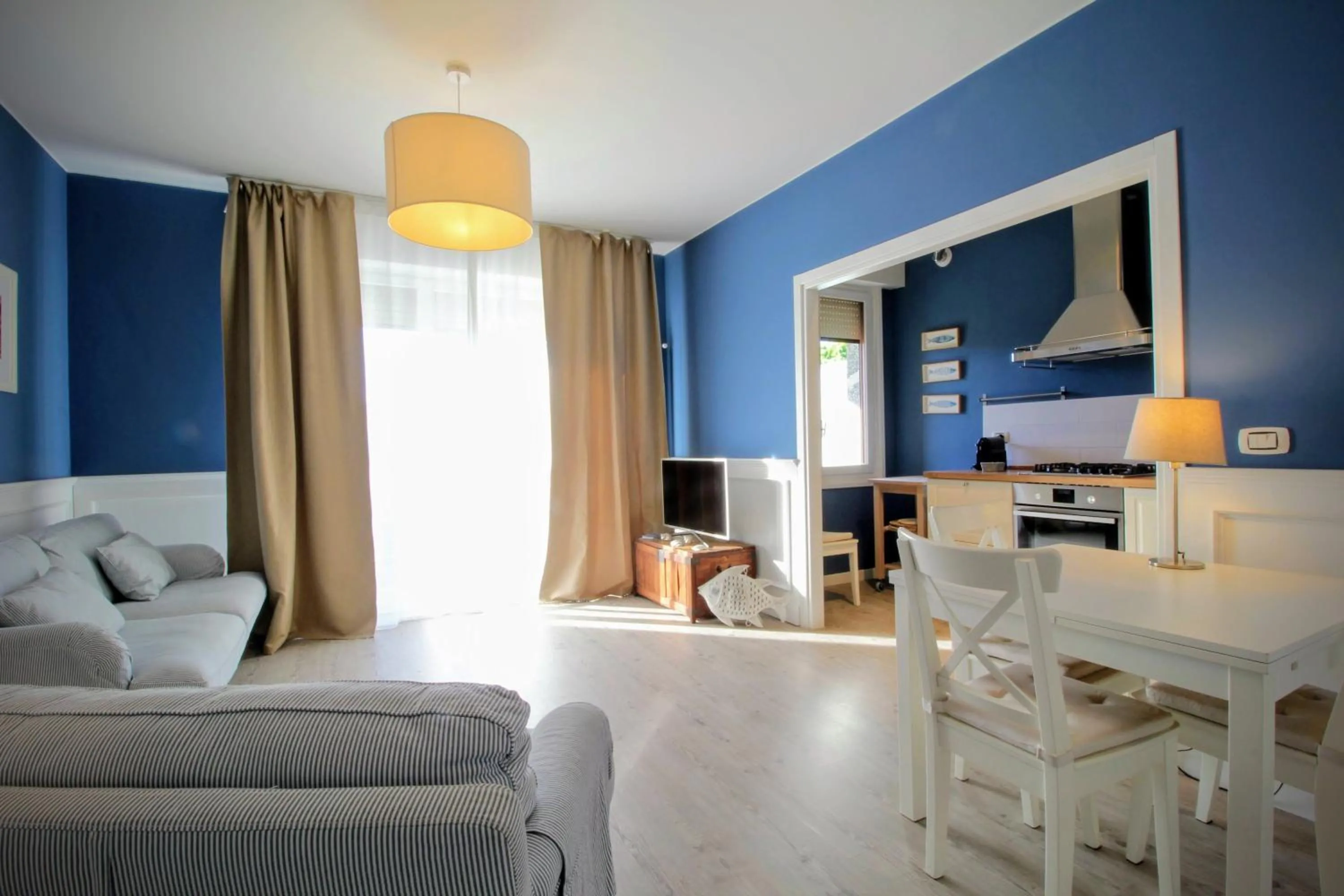Communal lounge/ TV room, Bed in Le Grand Bleu