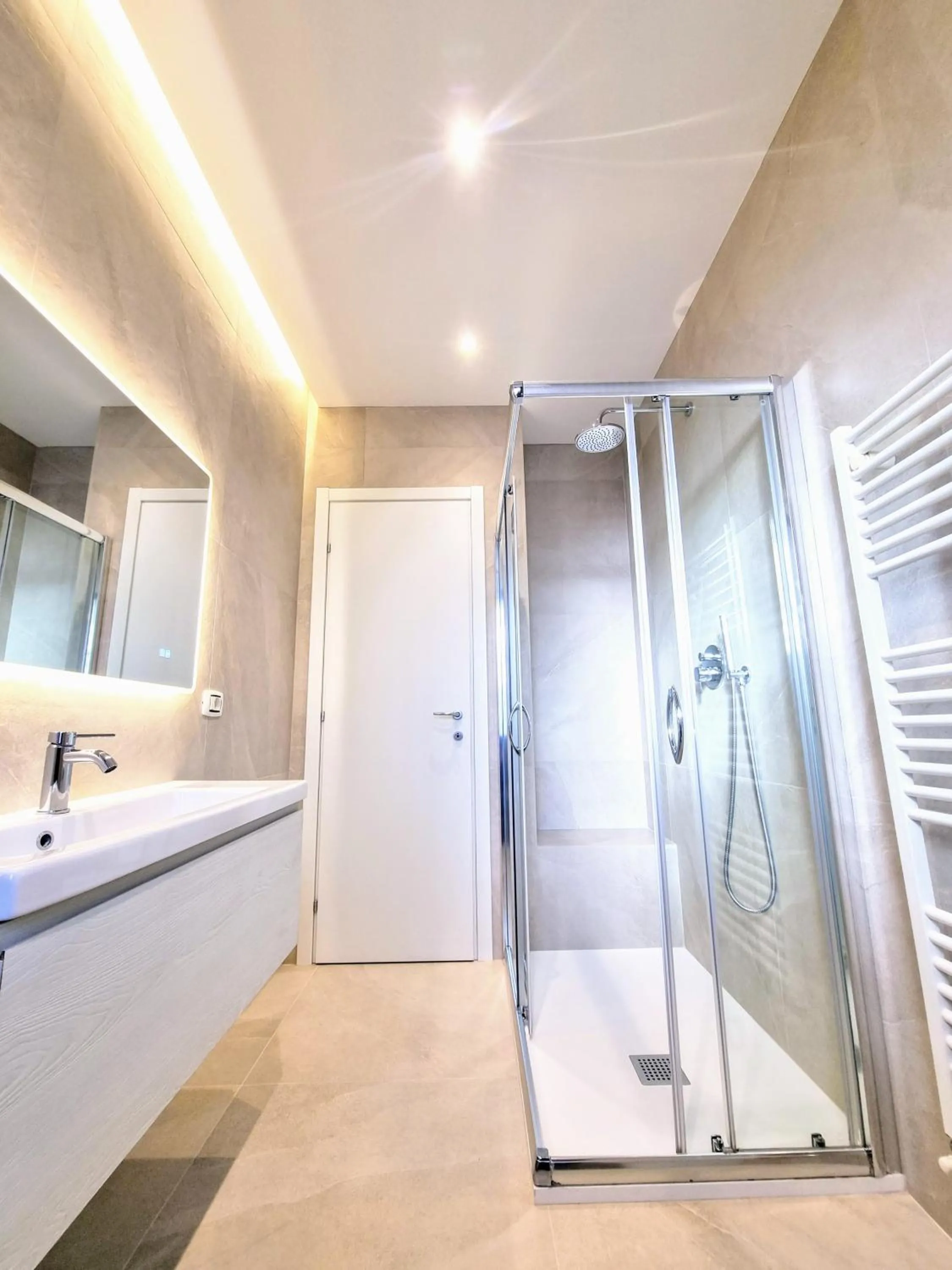 Shower in Le Grand Bleu