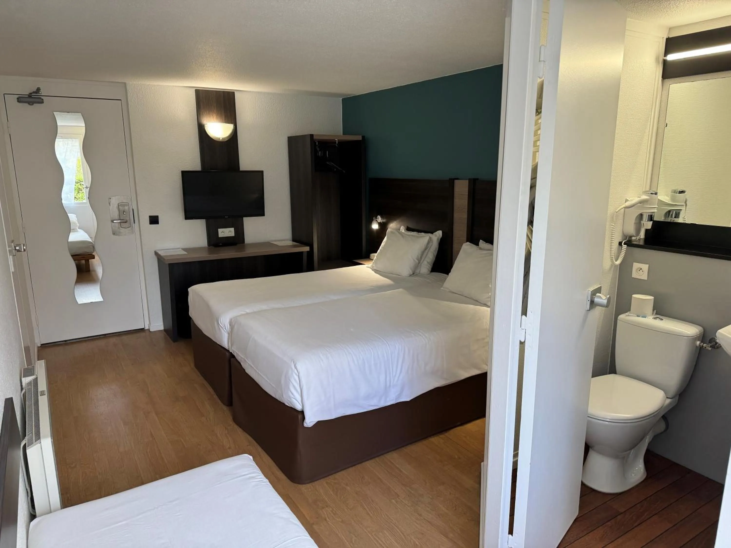 Toilet, Bed in Kyriad Epernay