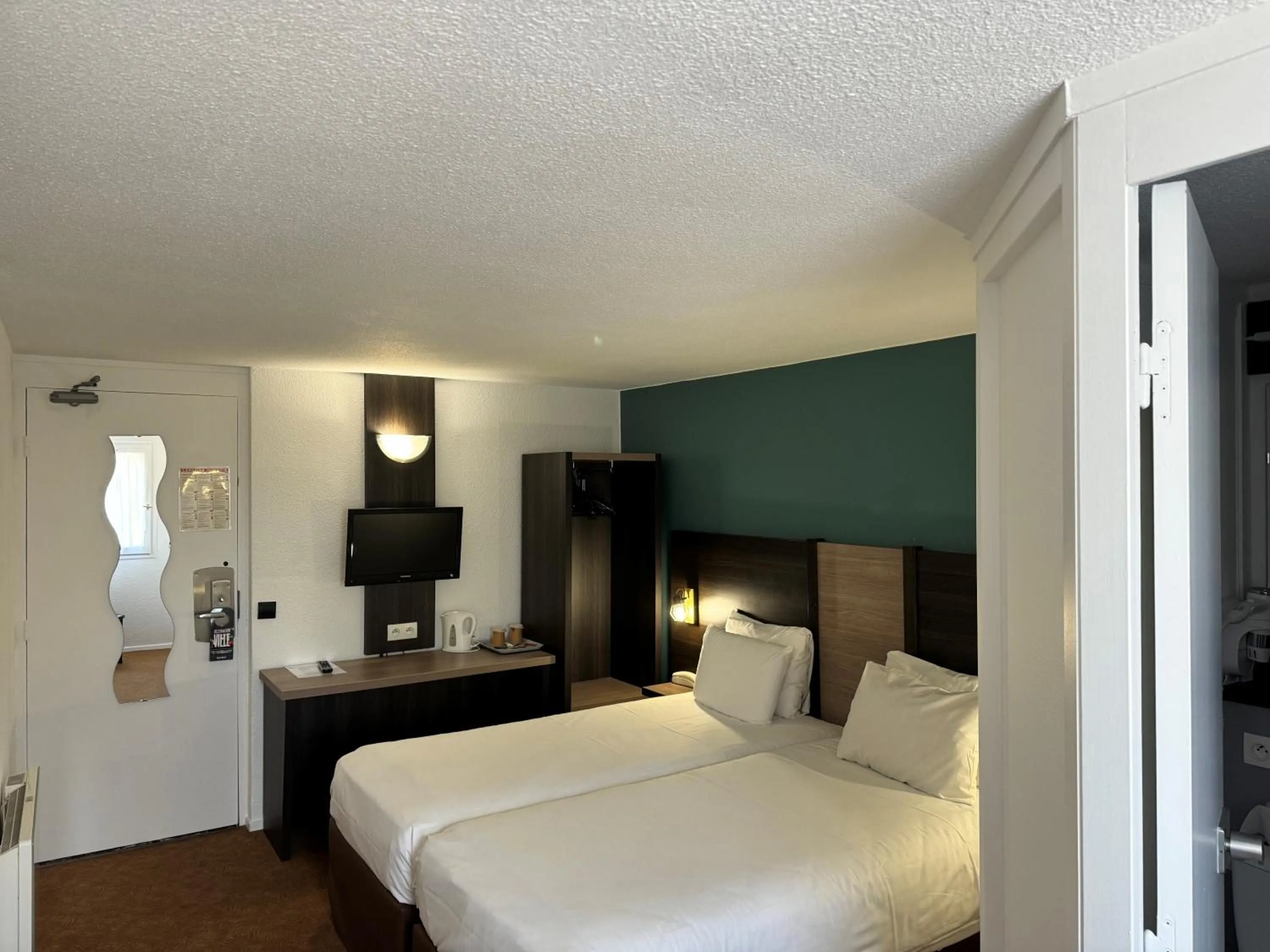 wardrobe, Bed in Kyriad Epernay