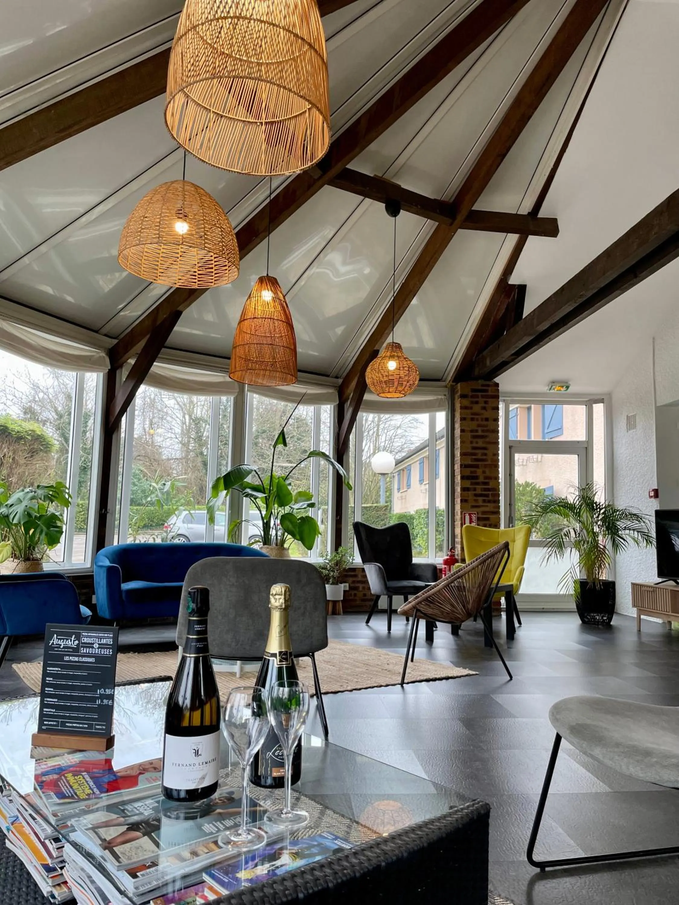 Lounge or bar in Kyriad Epernay