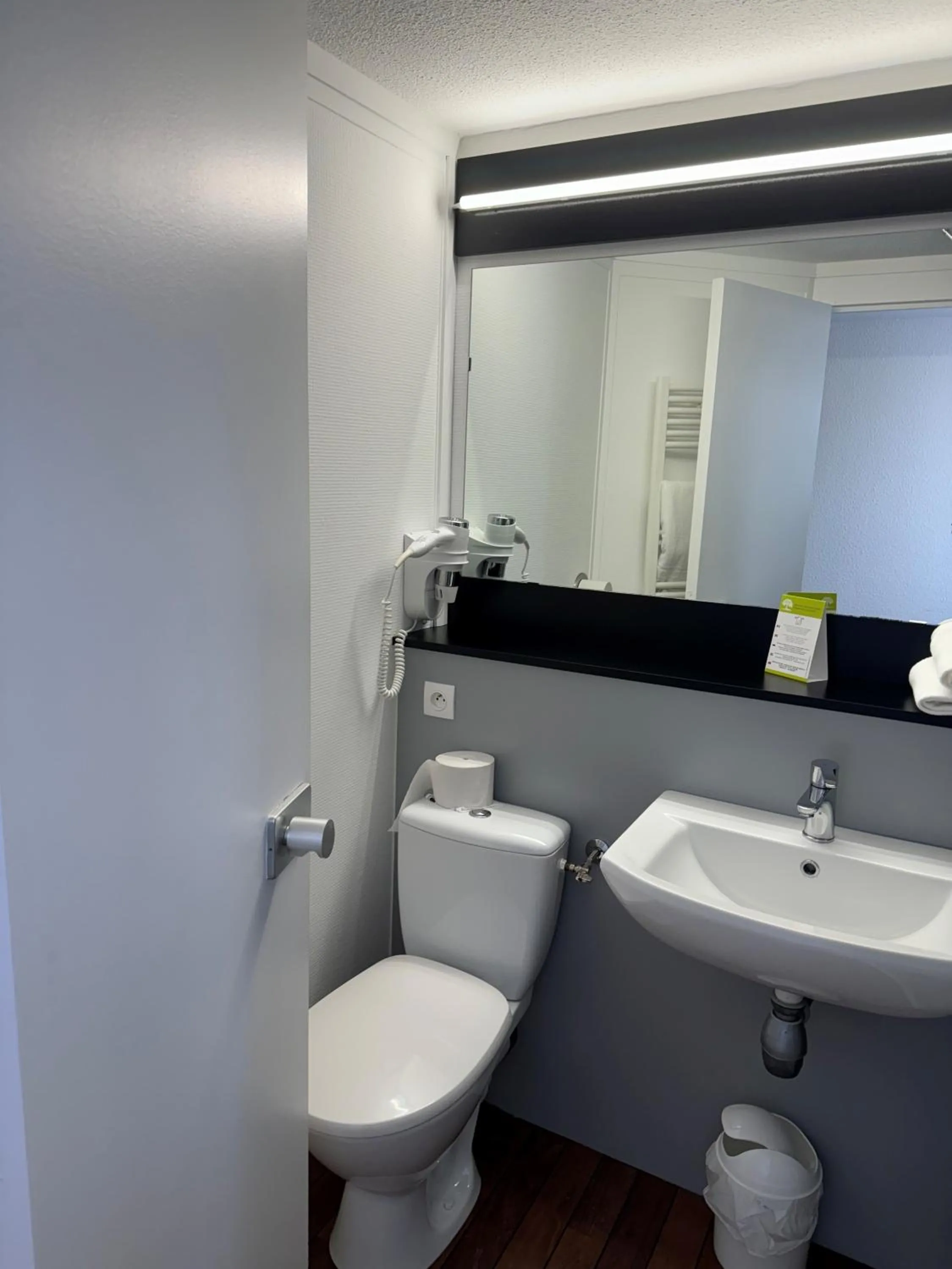 Toilet in Kyriad Epernay