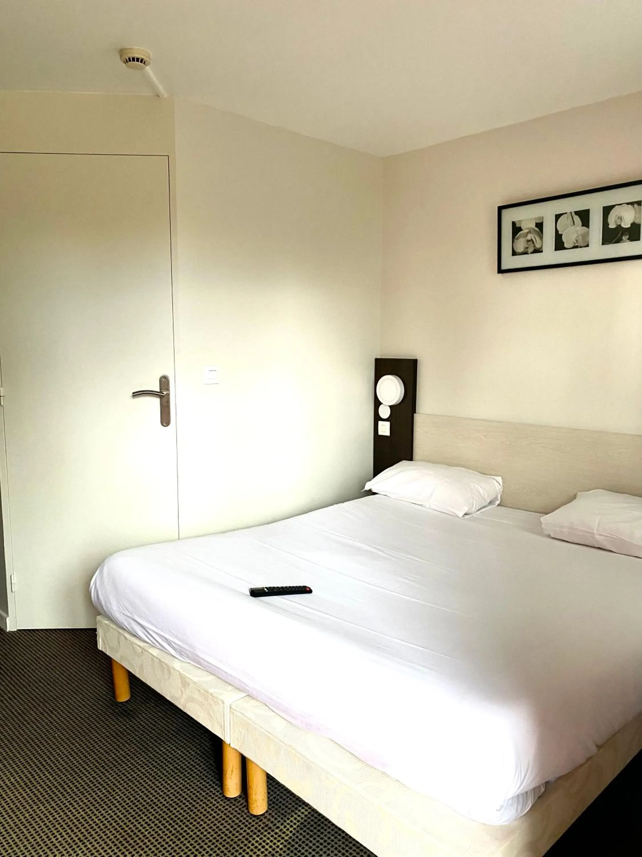 Bed in Brit Hotel Lyon Nord Dardilly