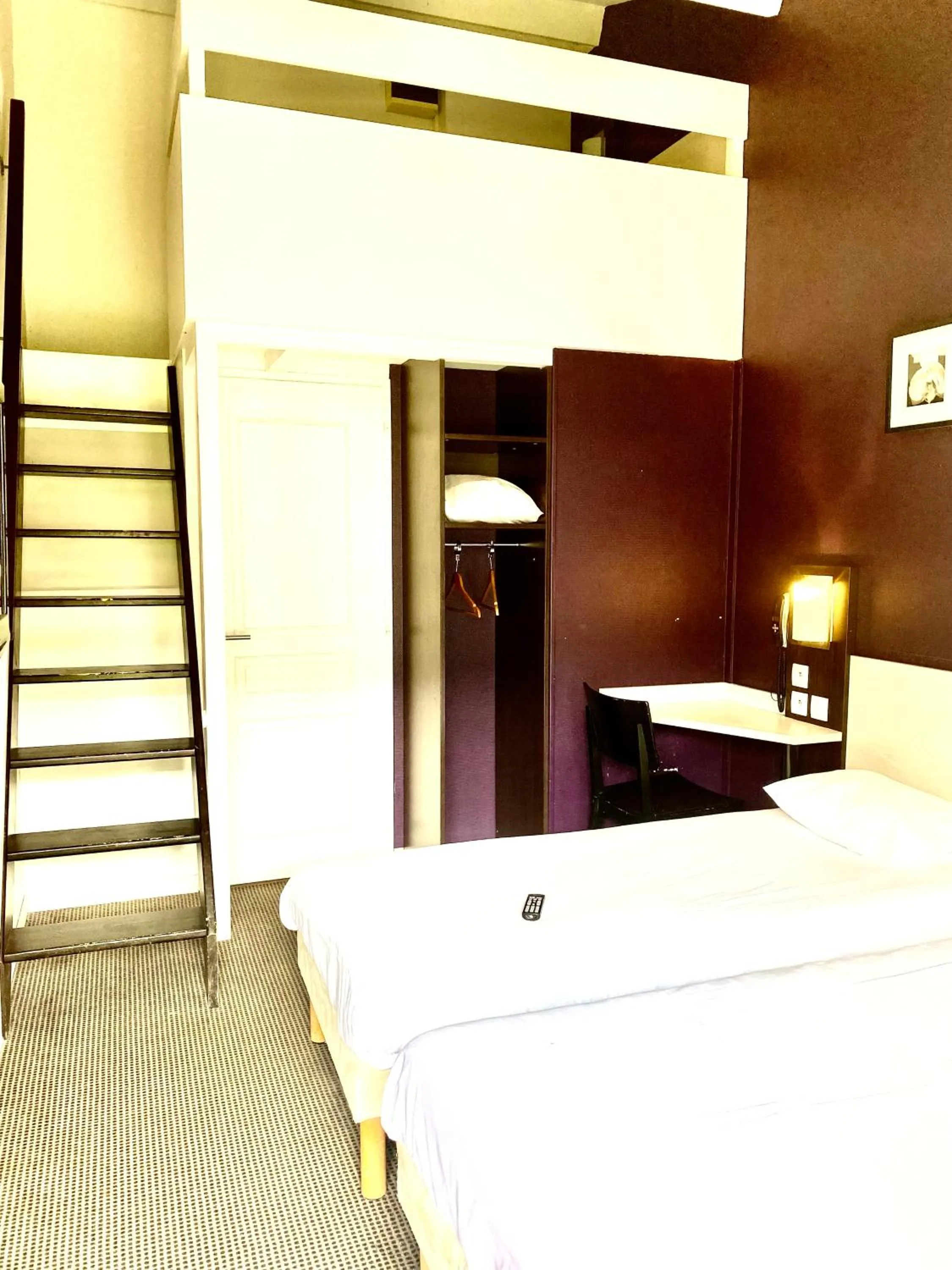 Bed in Brit Hotel Lyon Nord Dardilly