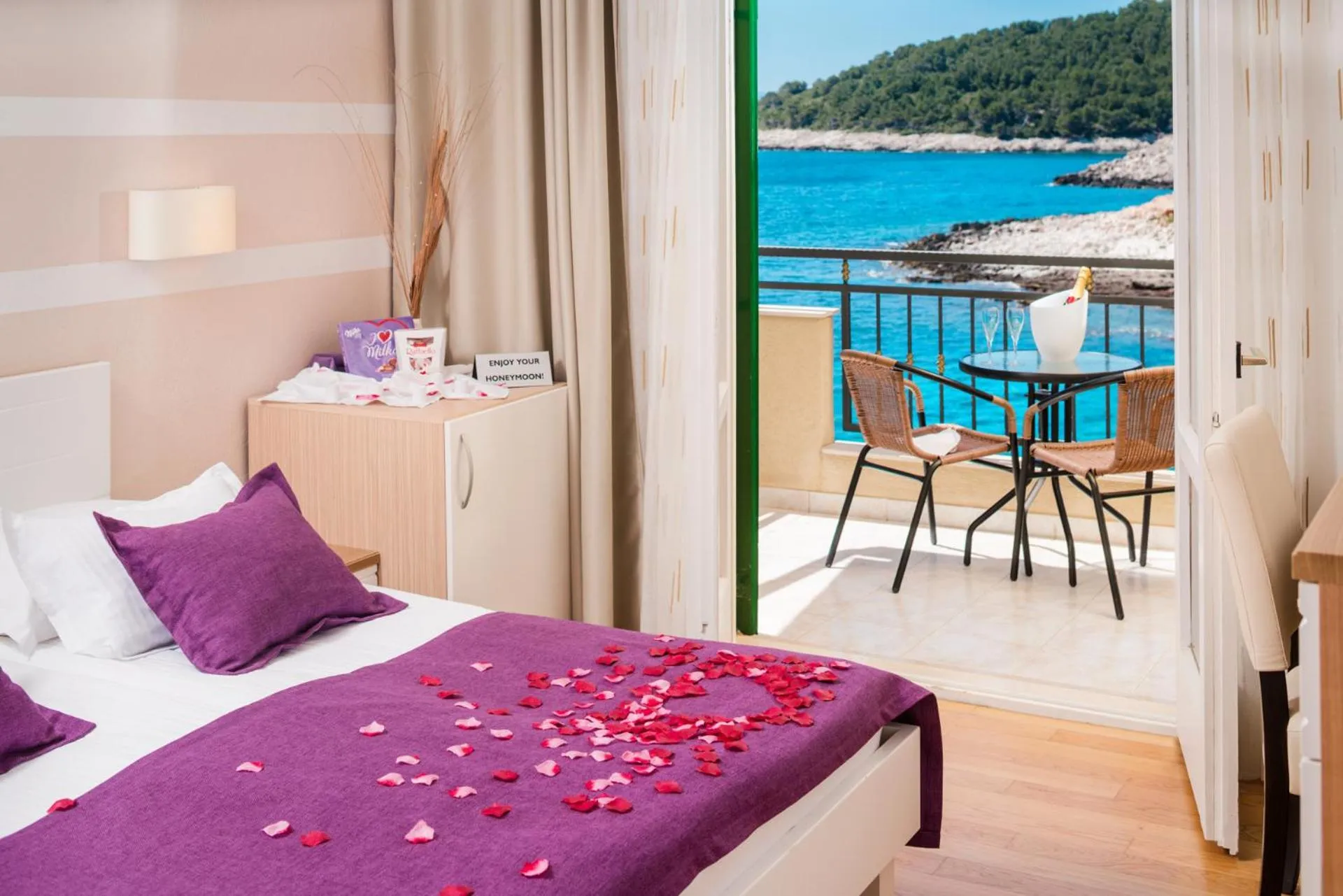 Balcony/Terrace, Bed in Hotel Fortuna