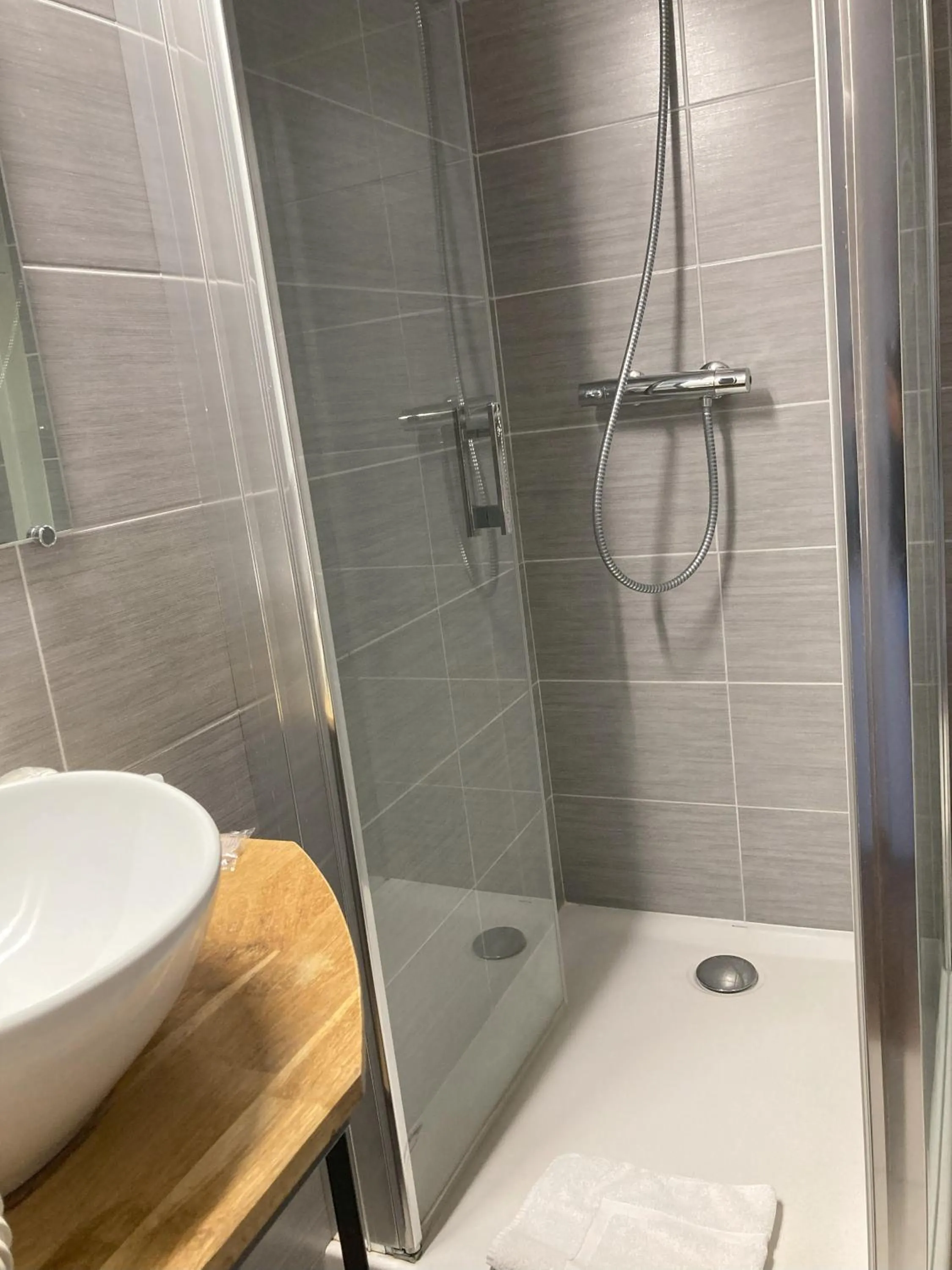 Shower in Hôtel Le Gambetta