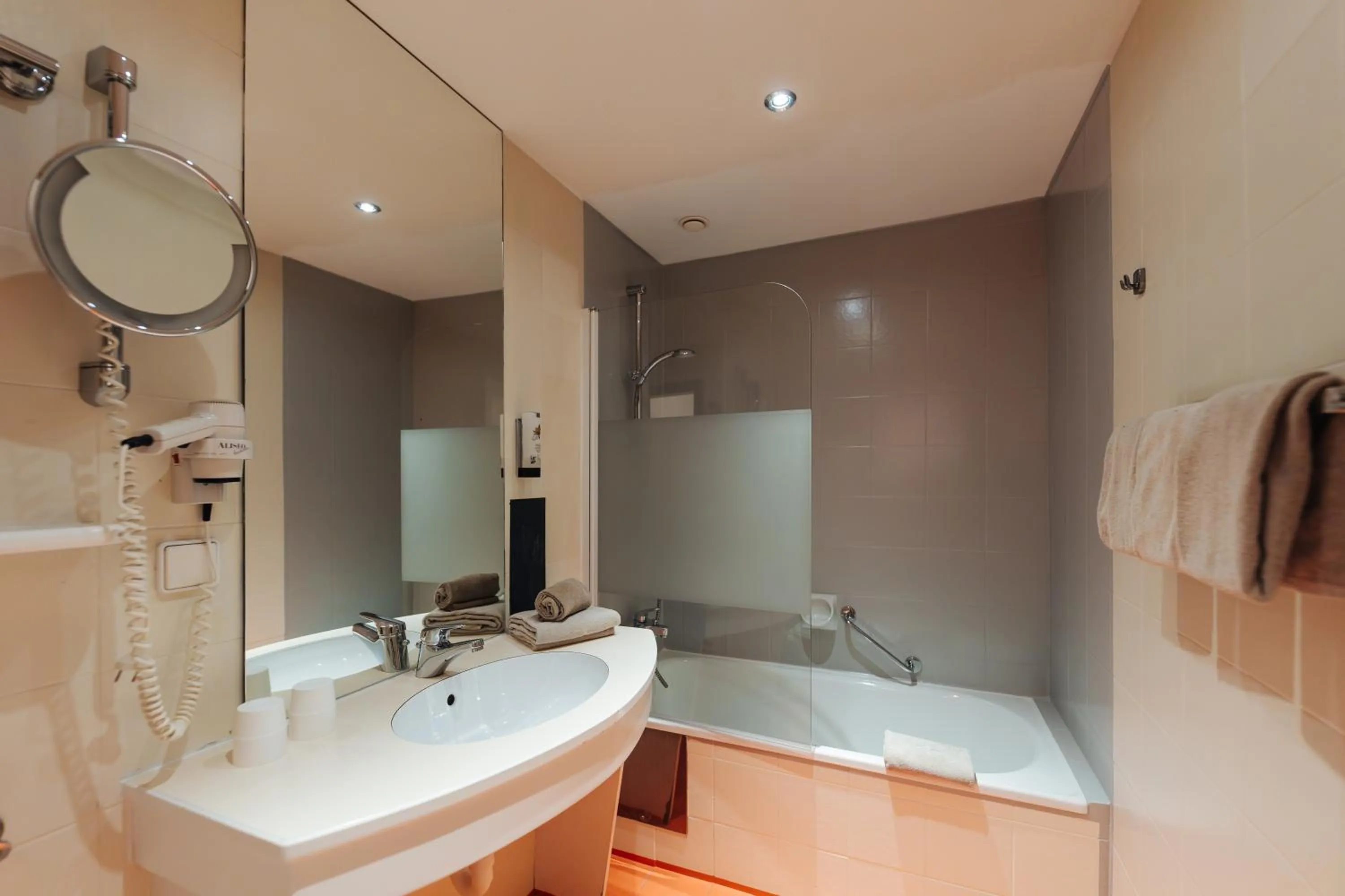 Bathroom in Familienhotel Trebesingerhof