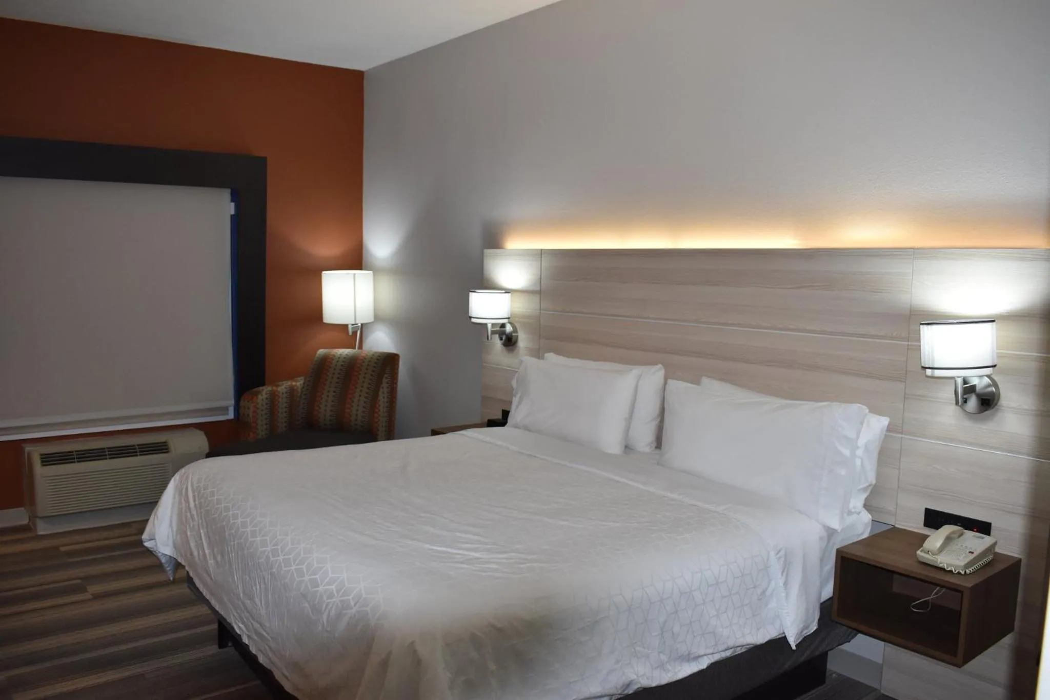 Photo of the whole room, Bed in Holiday Inn Express Hotel & Suites McPherson by IHG