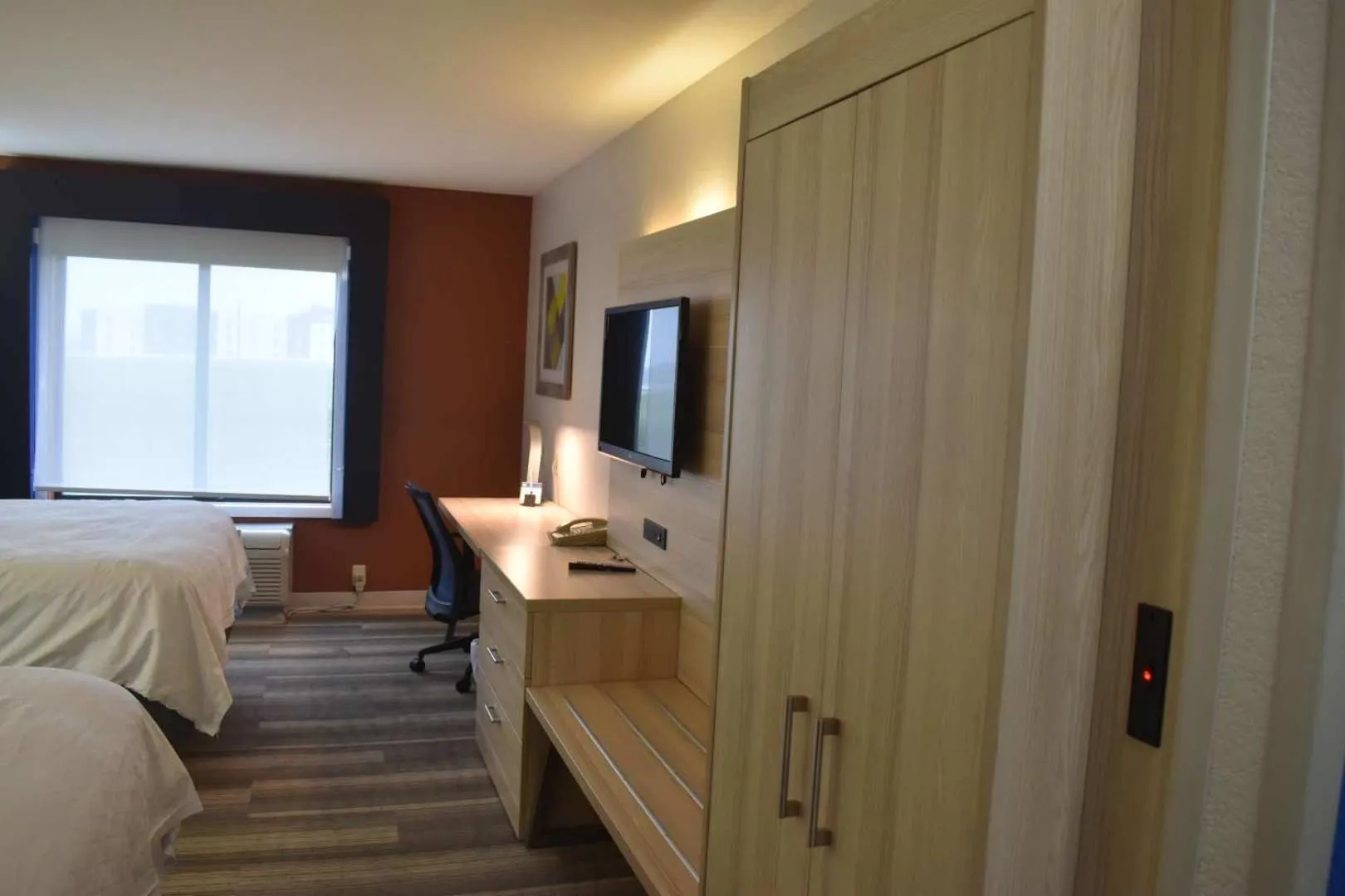 TV and multimedia, Bed in Holiday Inn Express Hotel & Suites McPherson by IHG