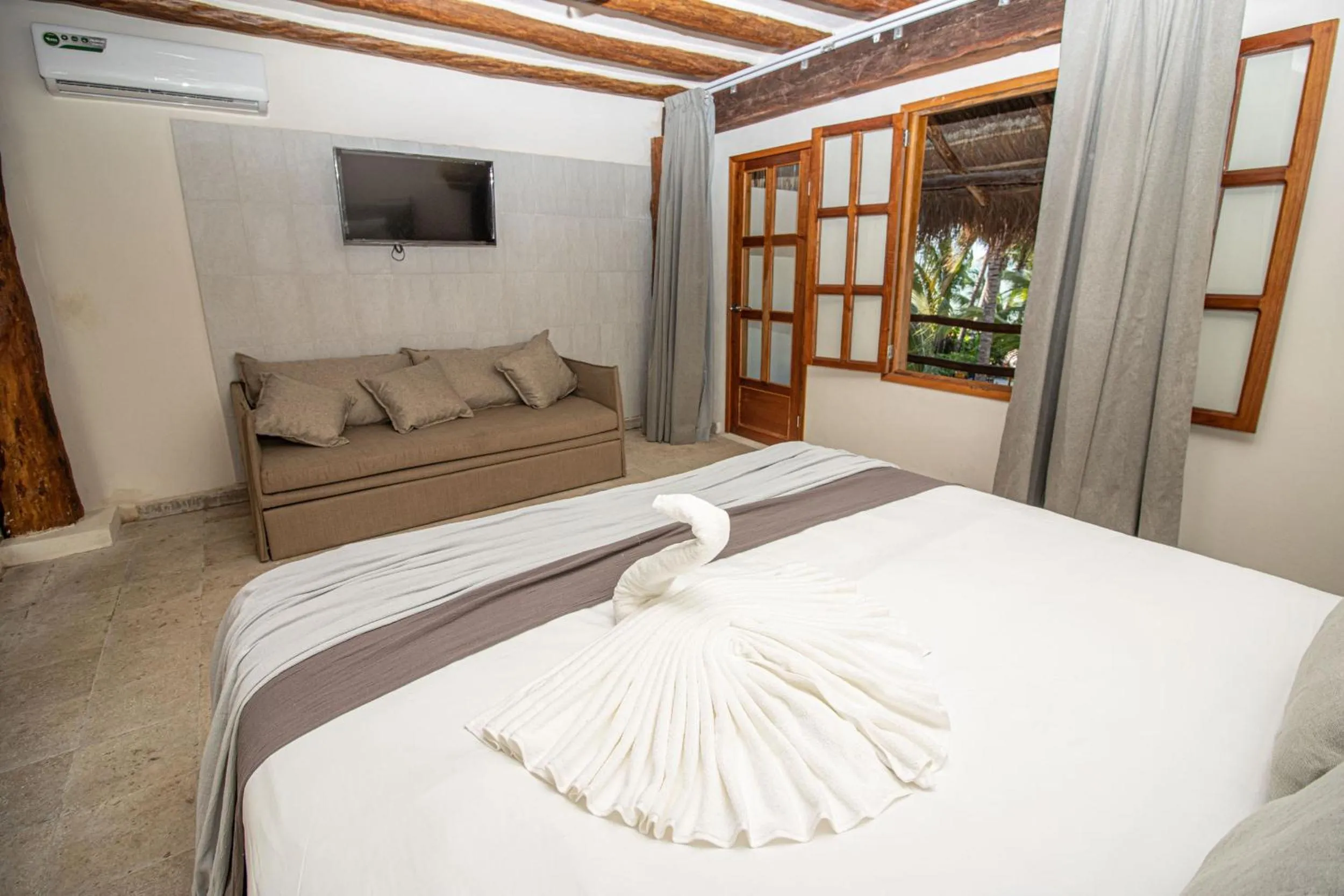 TV and multimedia, Bed in Amaite Holbox - Oceanfront Hotel