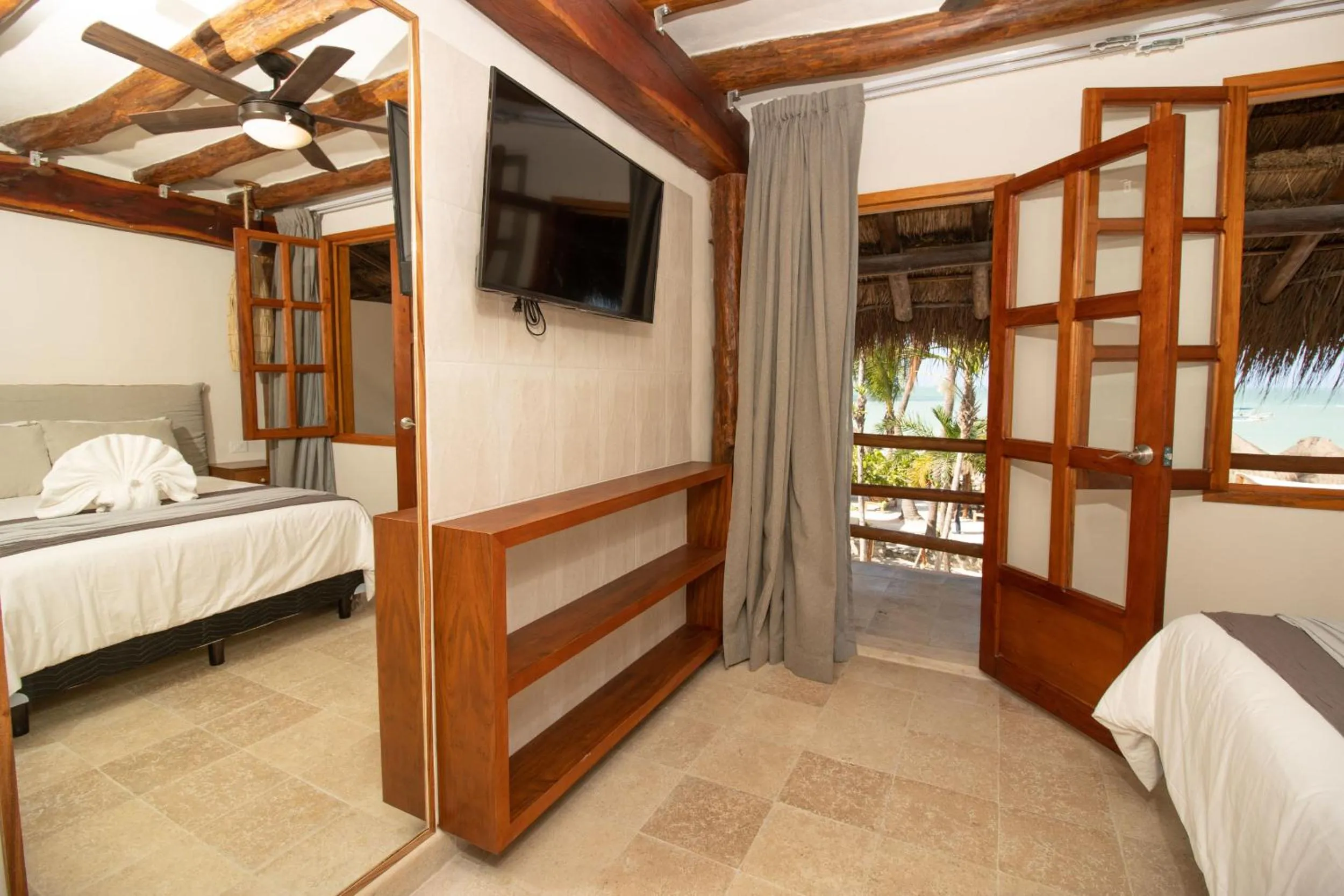 TV and multimedia, Bed in Amaite Holbox - Oceanfront Hotel