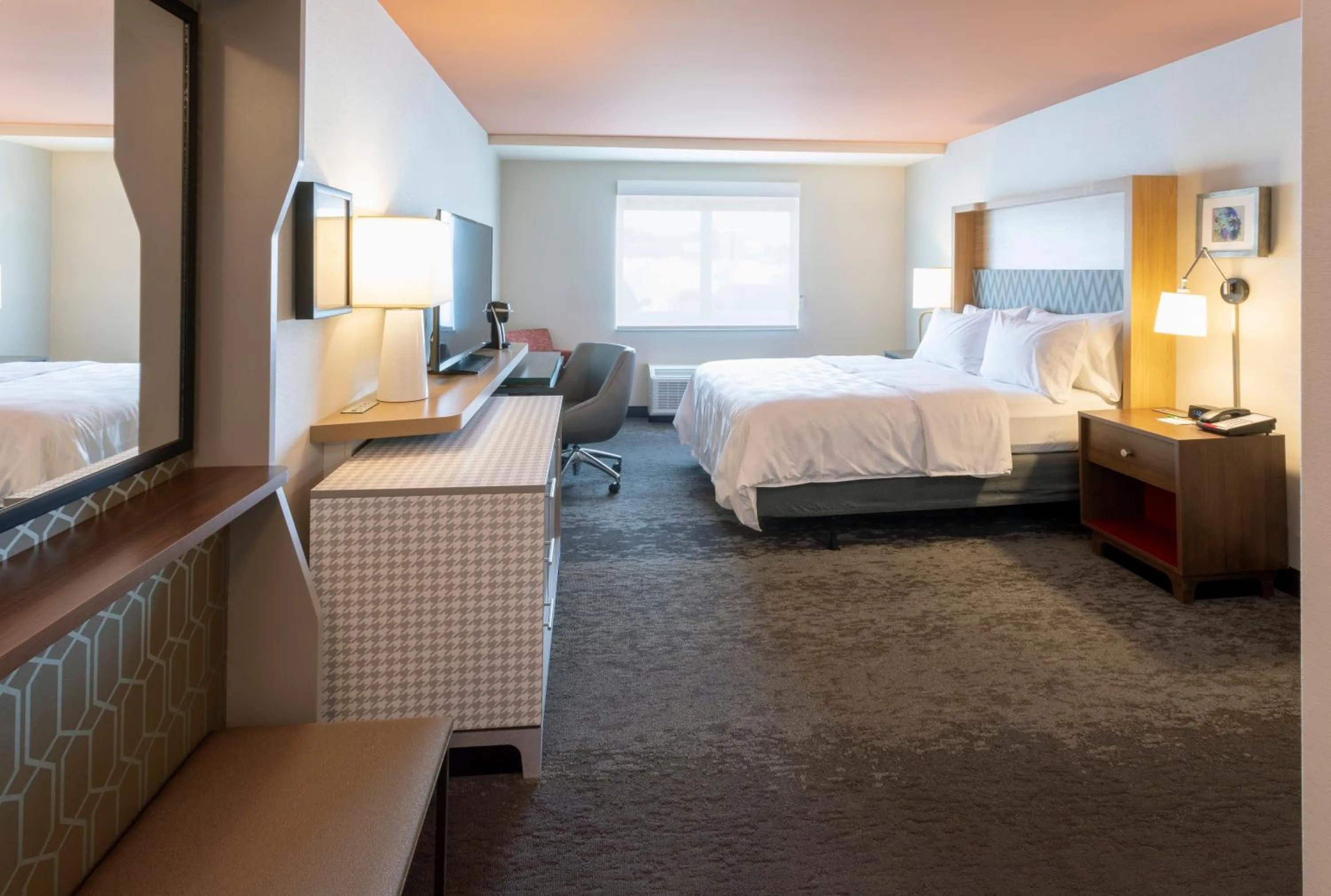 Photo of the whole room, Bed in Holiday Inn Marquette by IHG