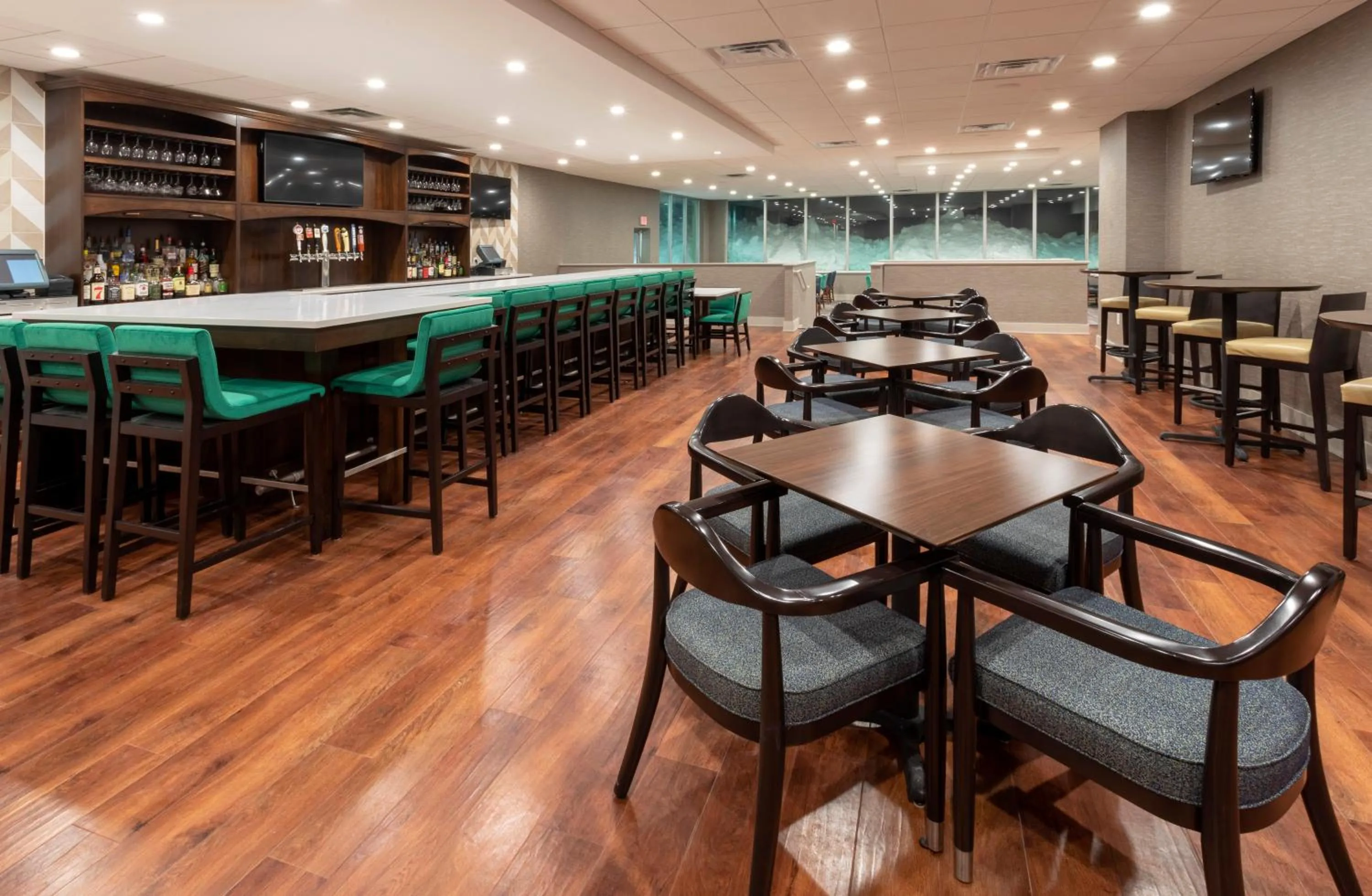 Lounge or bar in Holiday Inn Marquette by IHG