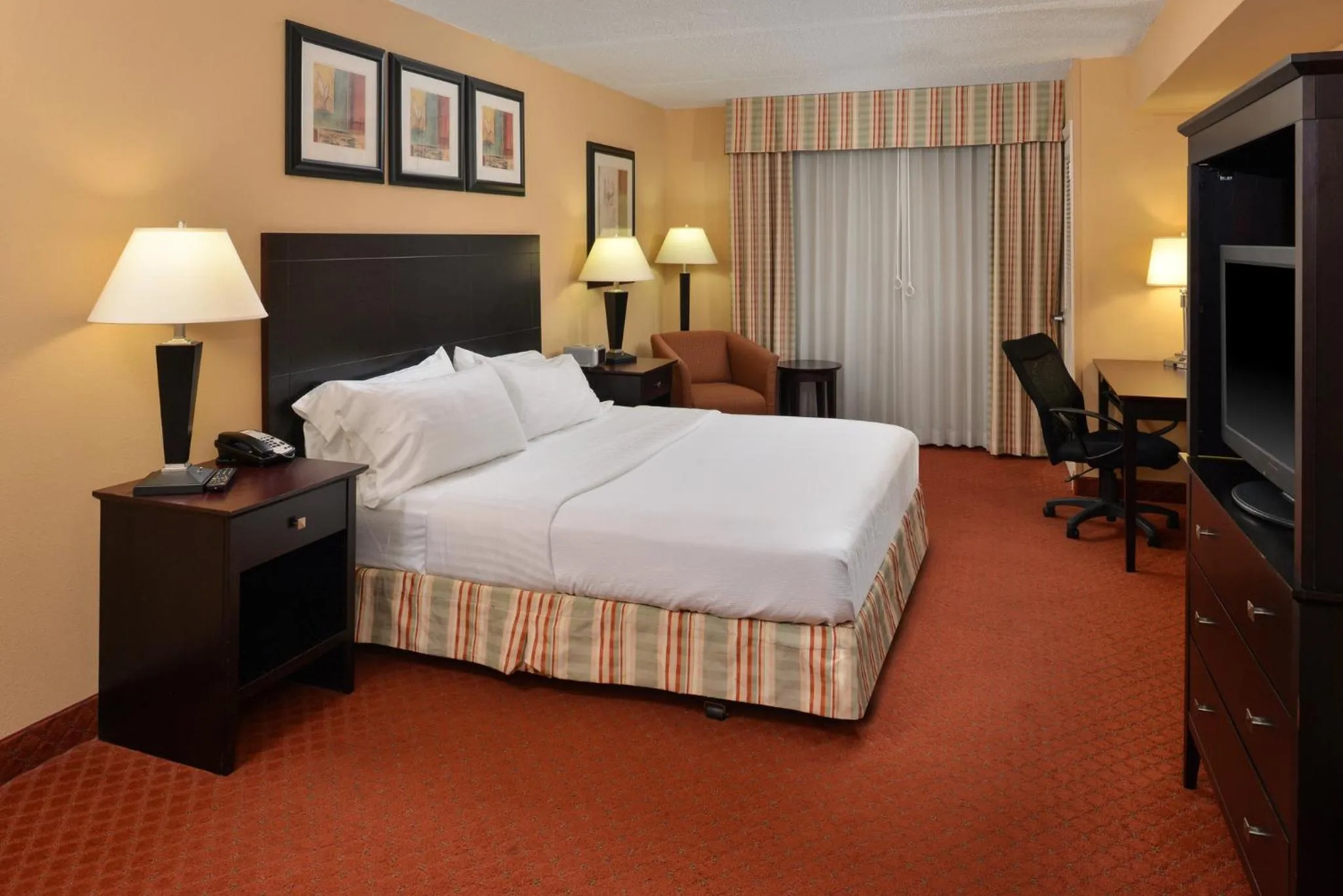 Photo of the whole room, Bed in Holiday Inn Martinsburg by IHG