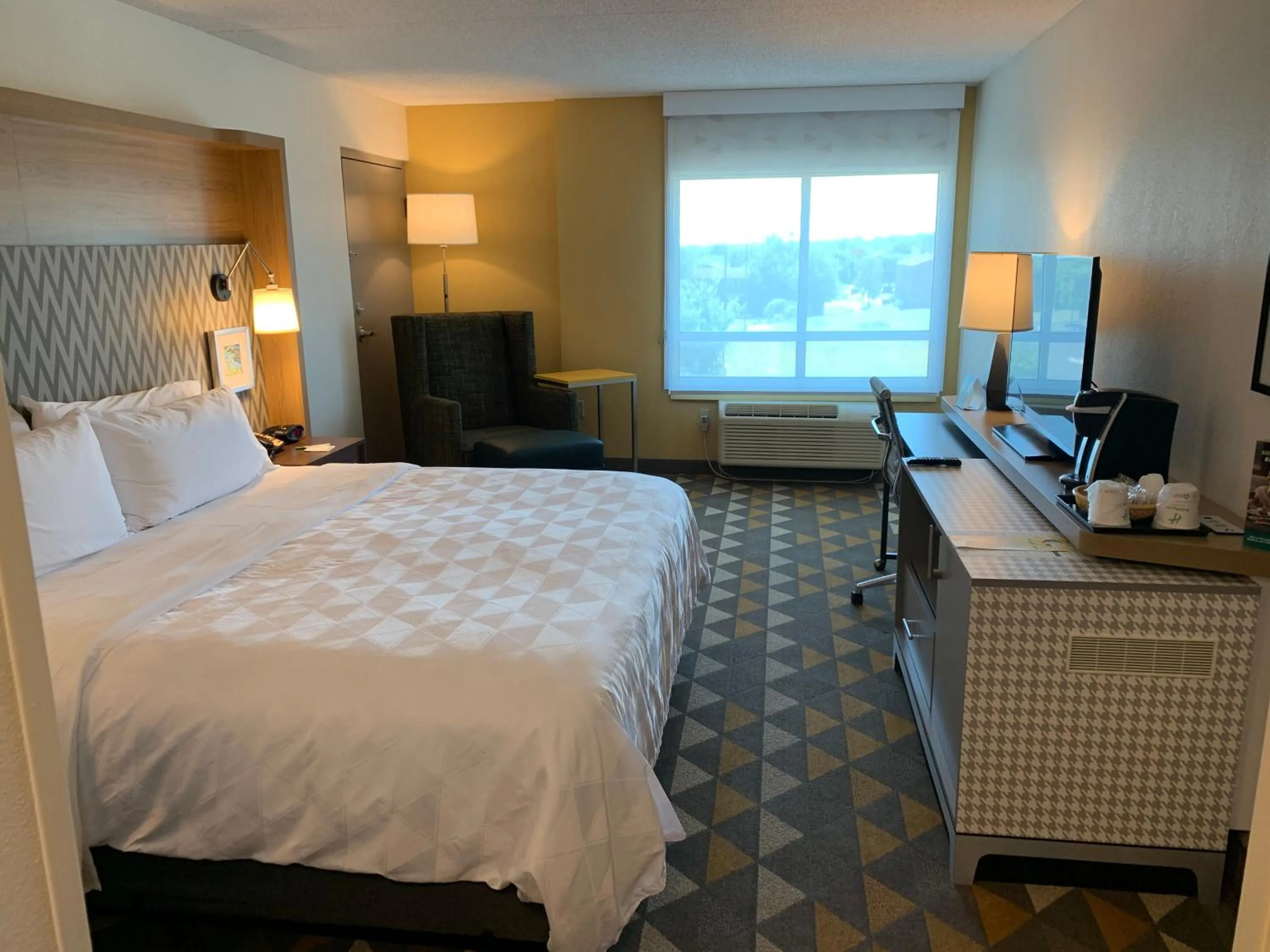 Photo of the whole room, Bed in Holiday Inn Martinsburg by IHG