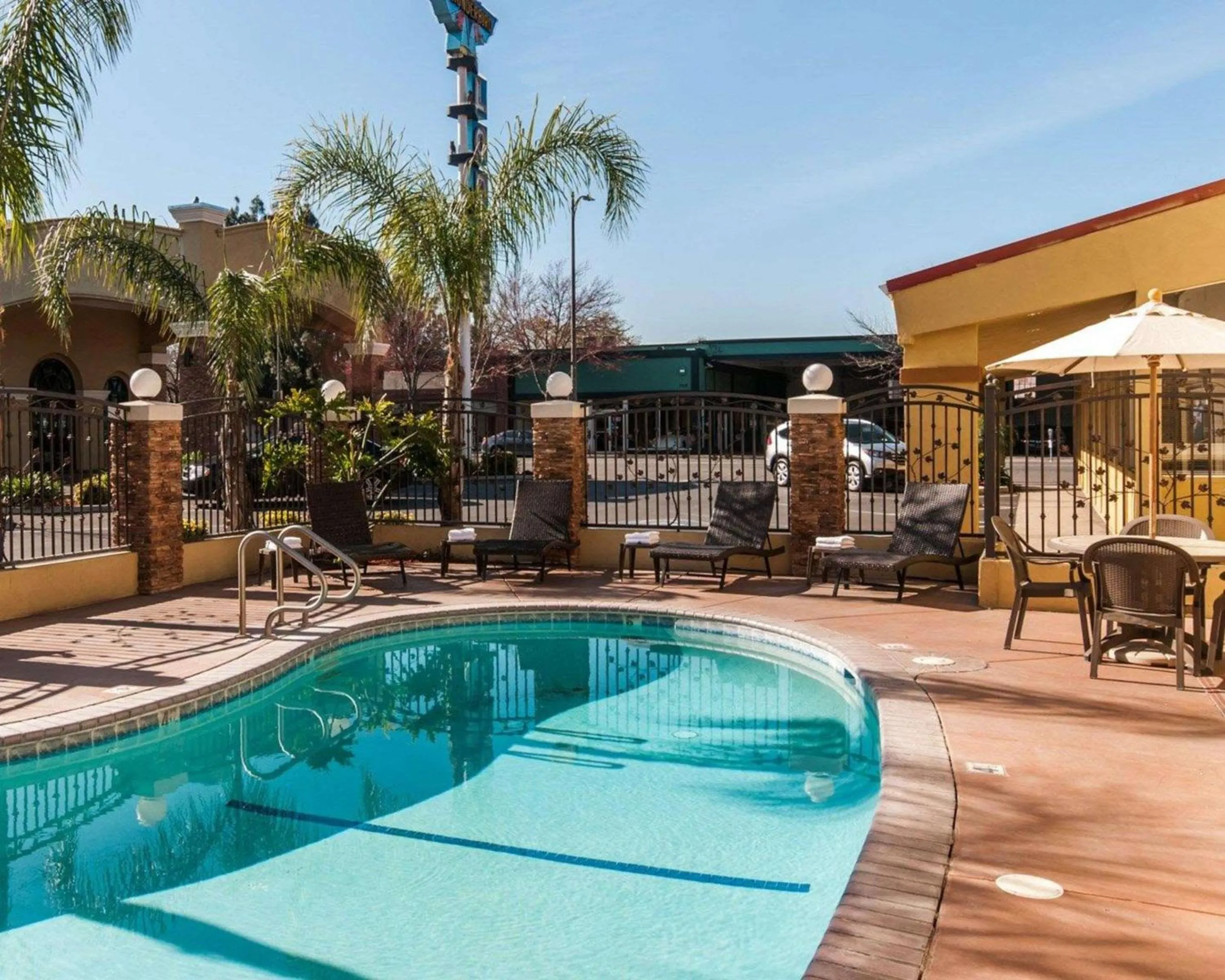 Swimming pool in Quality Inn Near Chico State