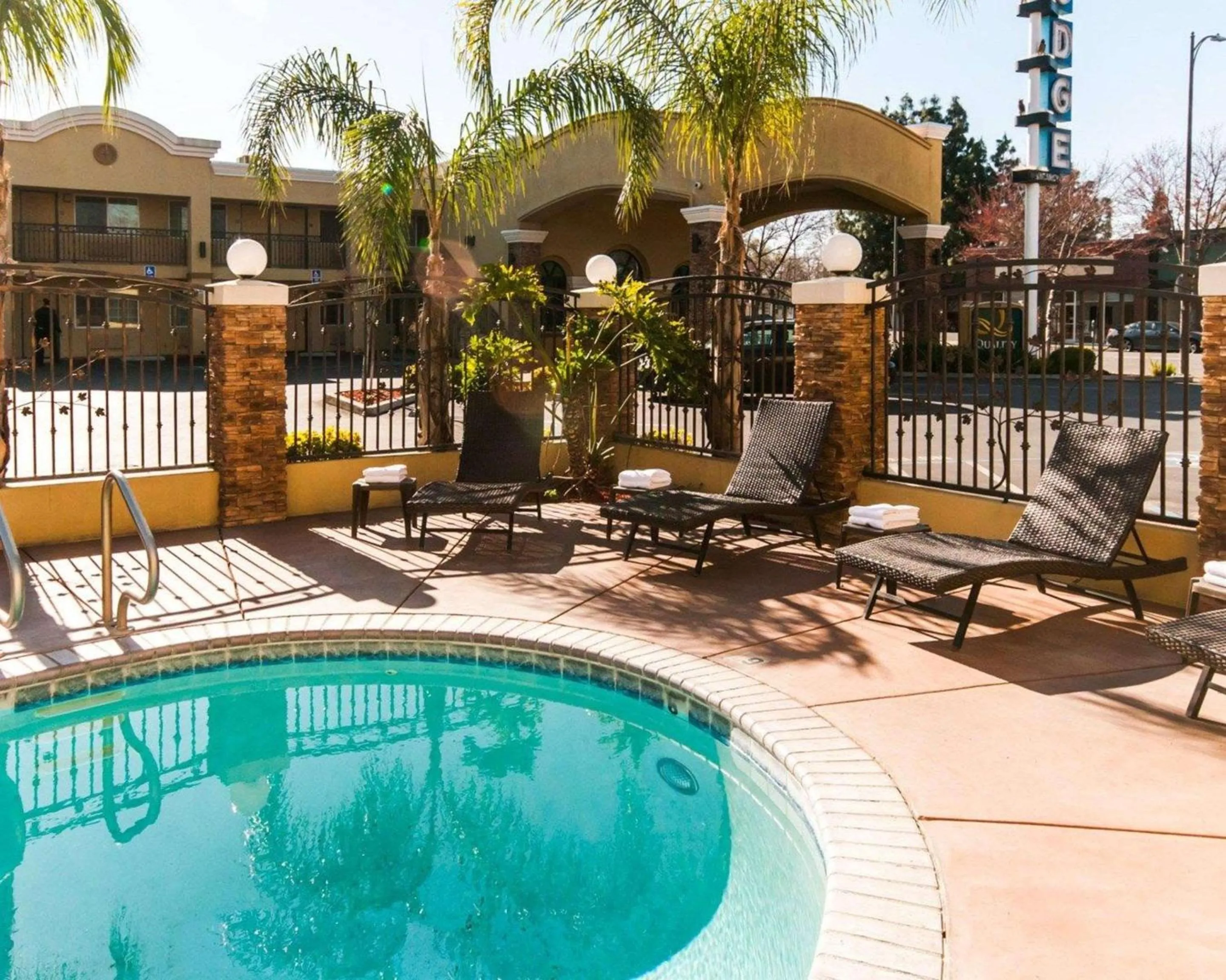 Swimming pool in Quality Inn Near Chico State