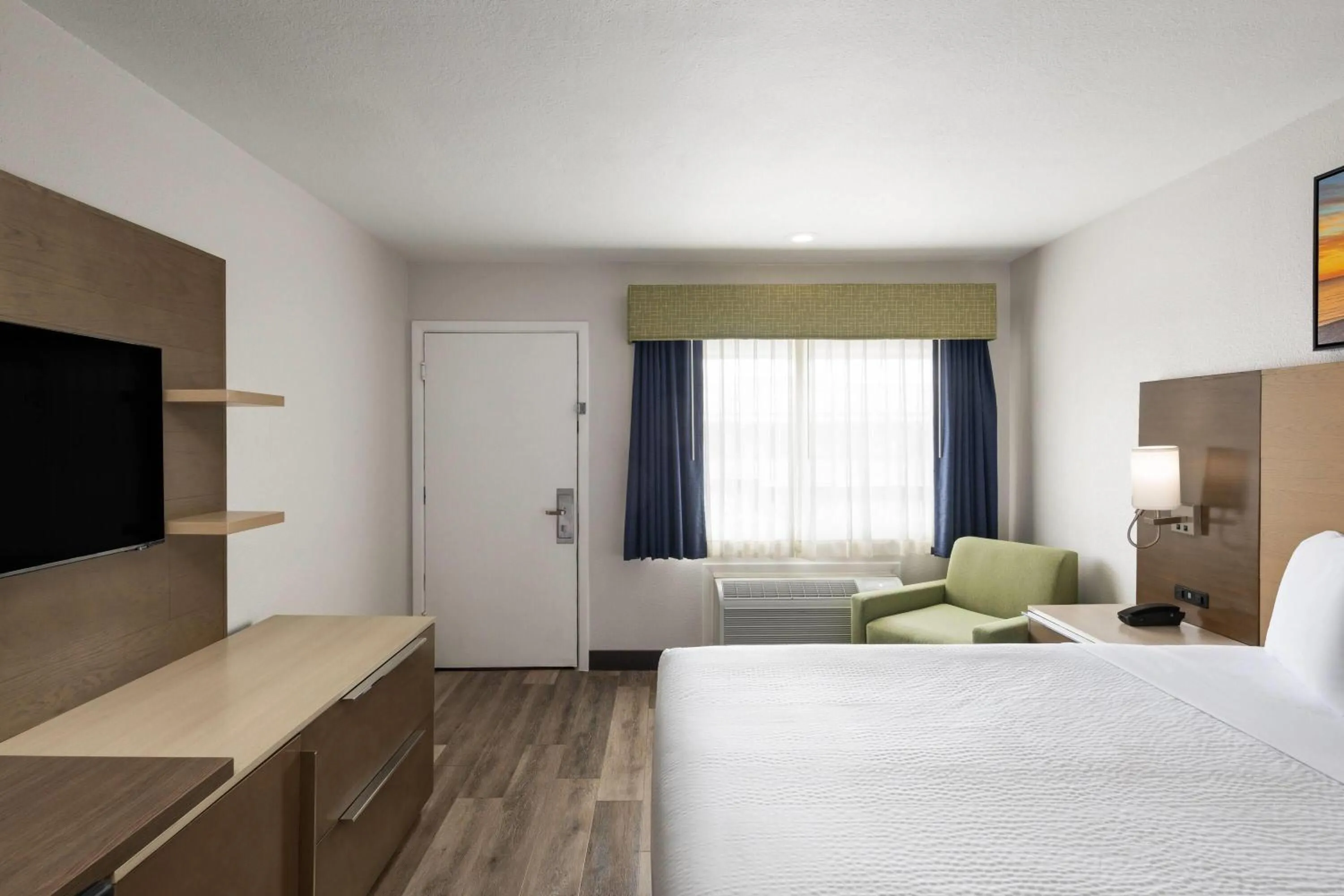 Photo of the whole room, Bed in Days Inn by Wyndham Monterey Downtown