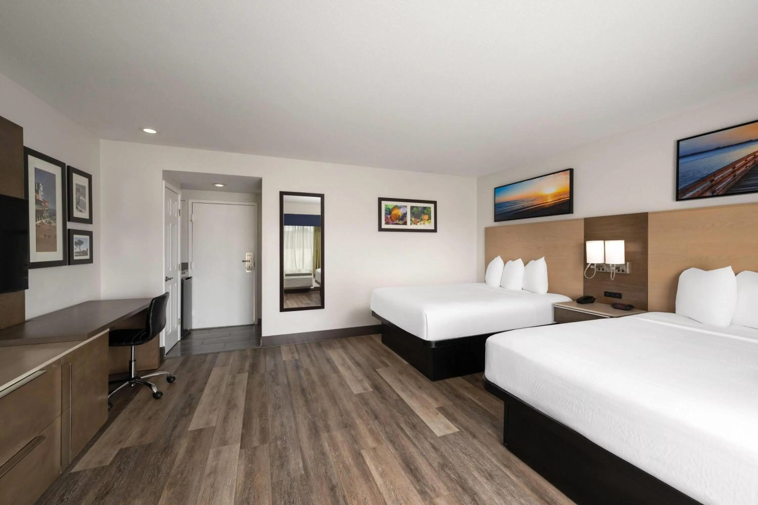 Photo of the whole room, Bed in Days Inn by Wyndham Monterey Downtown