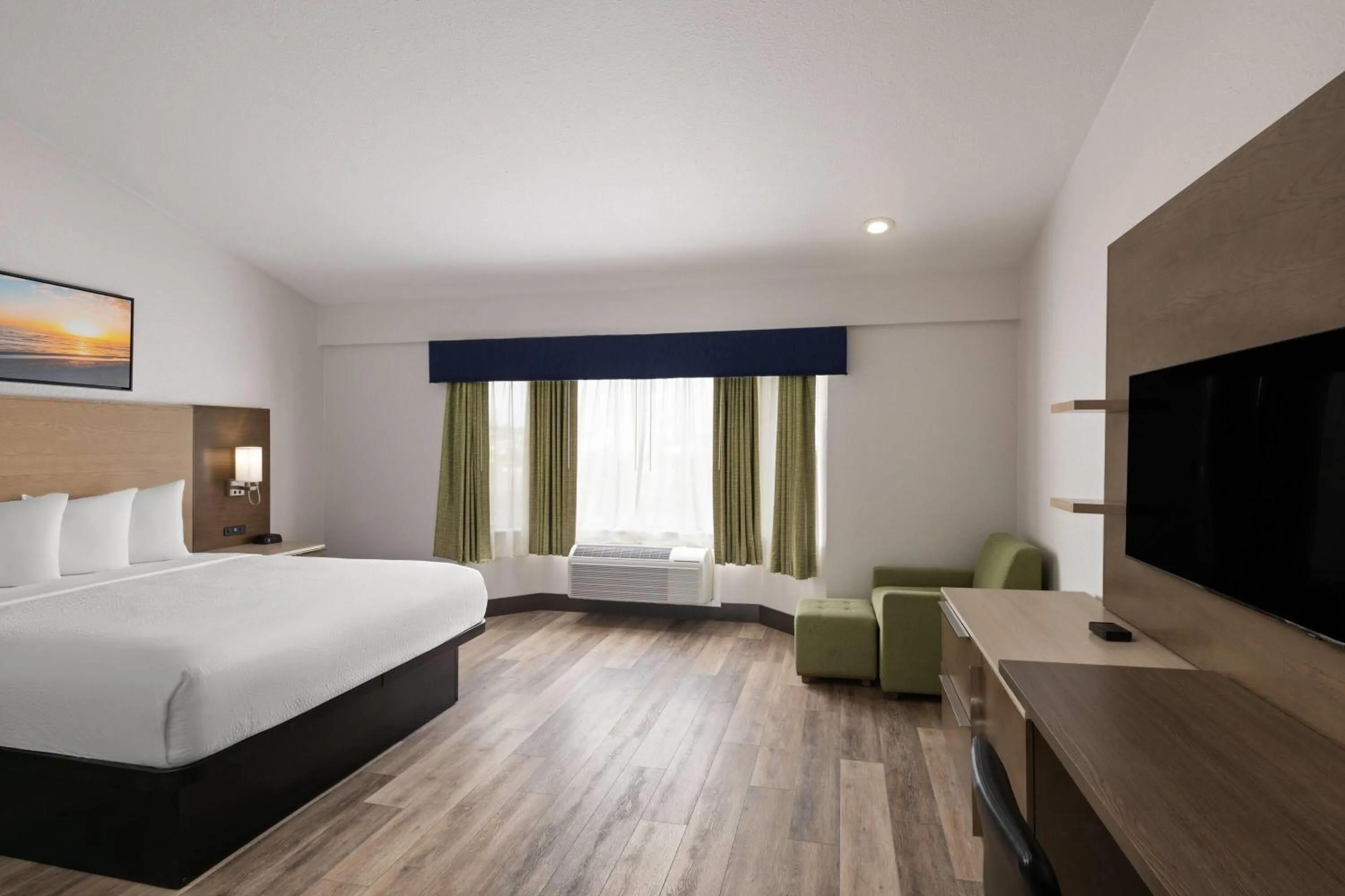 Photo of the whole room, Bed in Days Inn by Wyndham Monterey Downtown