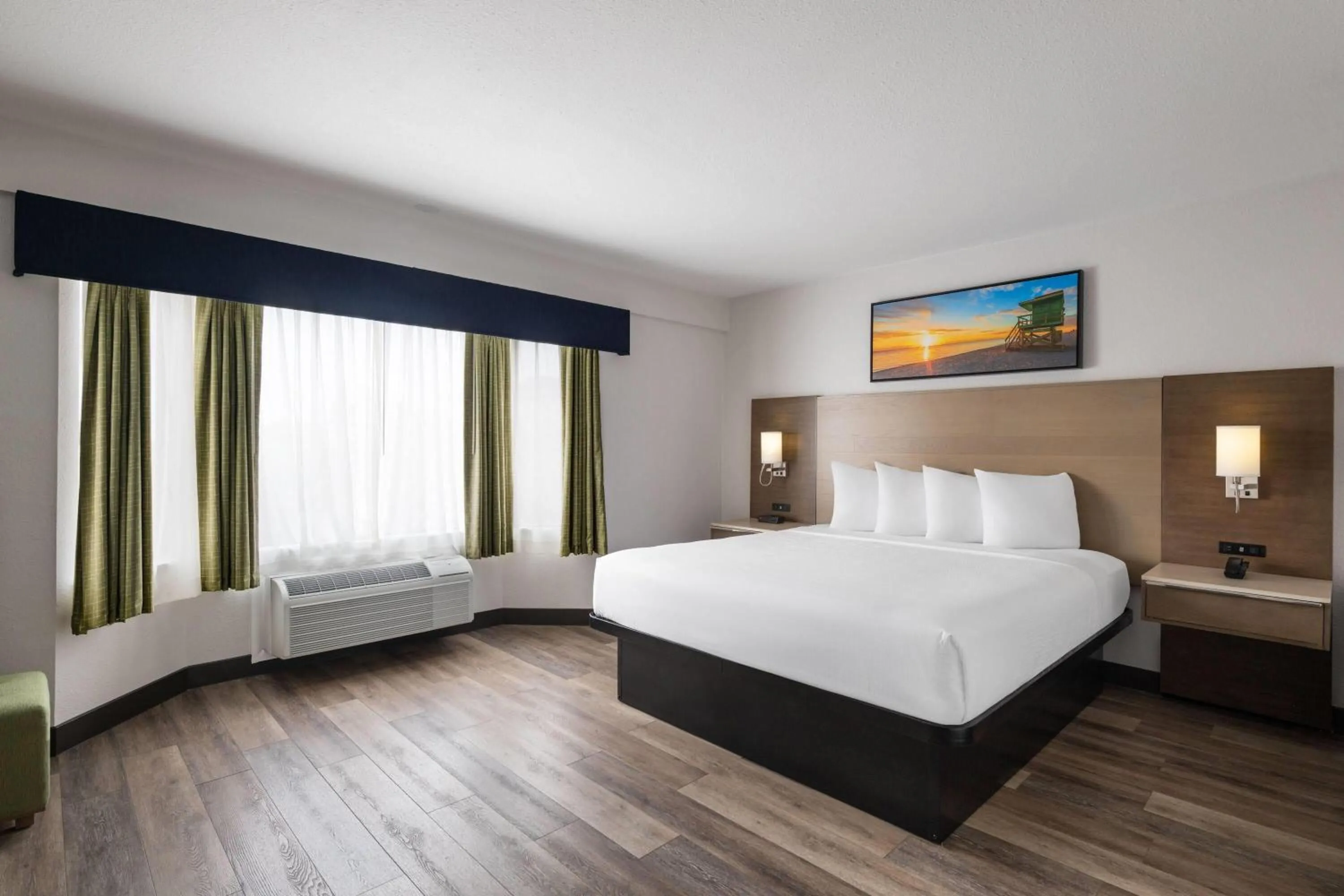 Photo of the whole room, Bed in Days Inn by Wyndham Monterey Downtown