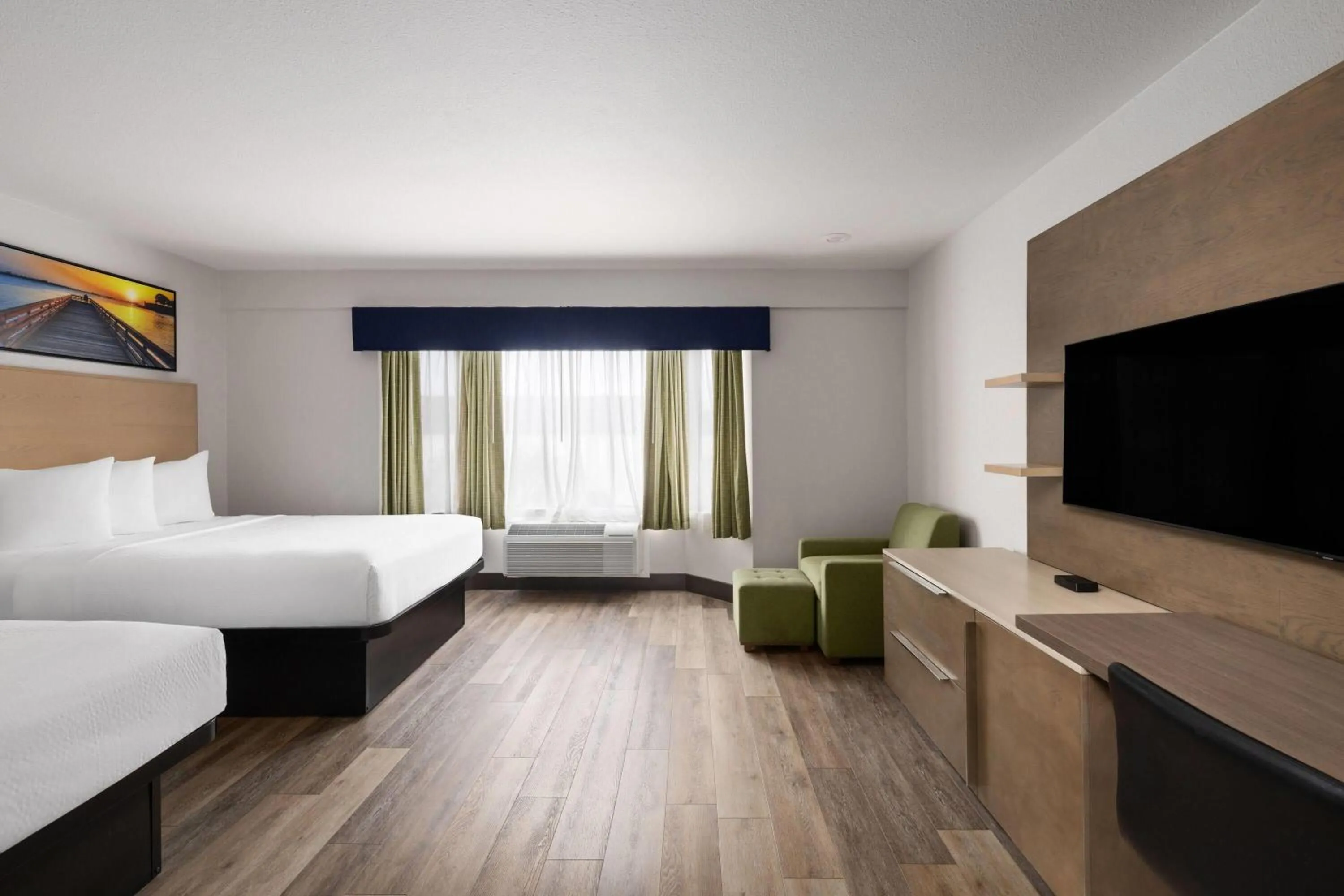 Photo of the whole room, Bed in Days Inn by Wyndham Monterey Downtown