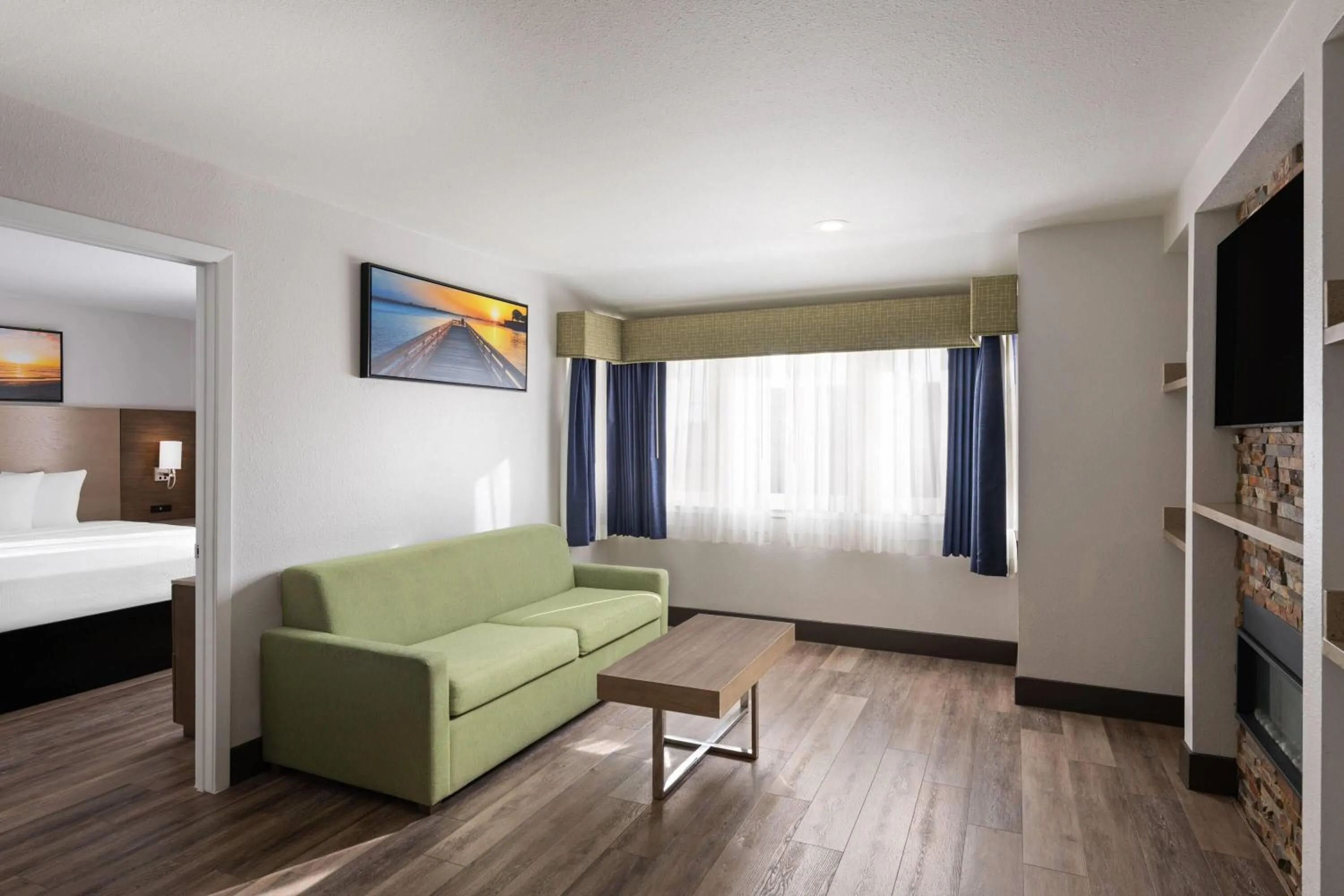 Photo of the whole room, Bed in Days Inn by Wyndham Monterey Downtown