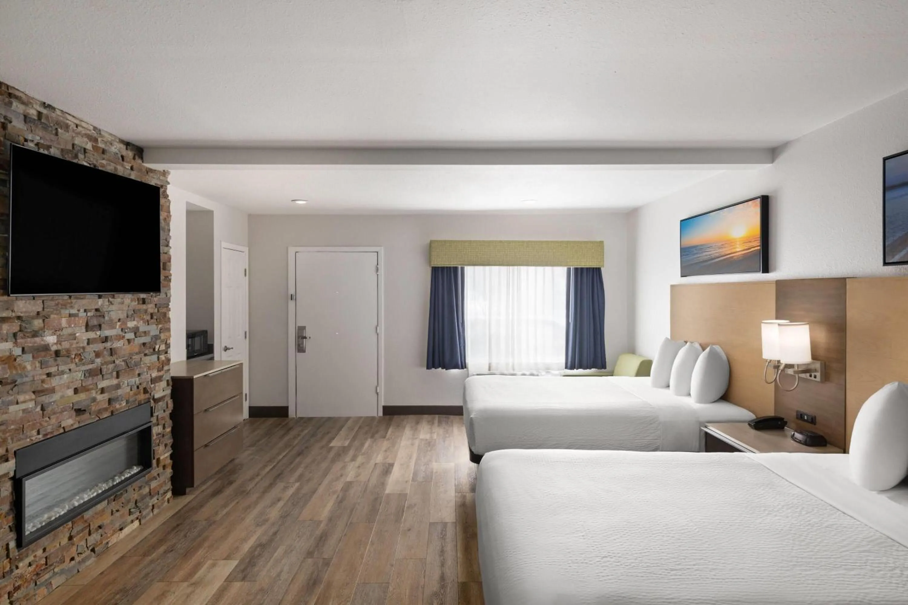 Bath, Bed in Days Inn by Wyndham Monterey Downtown