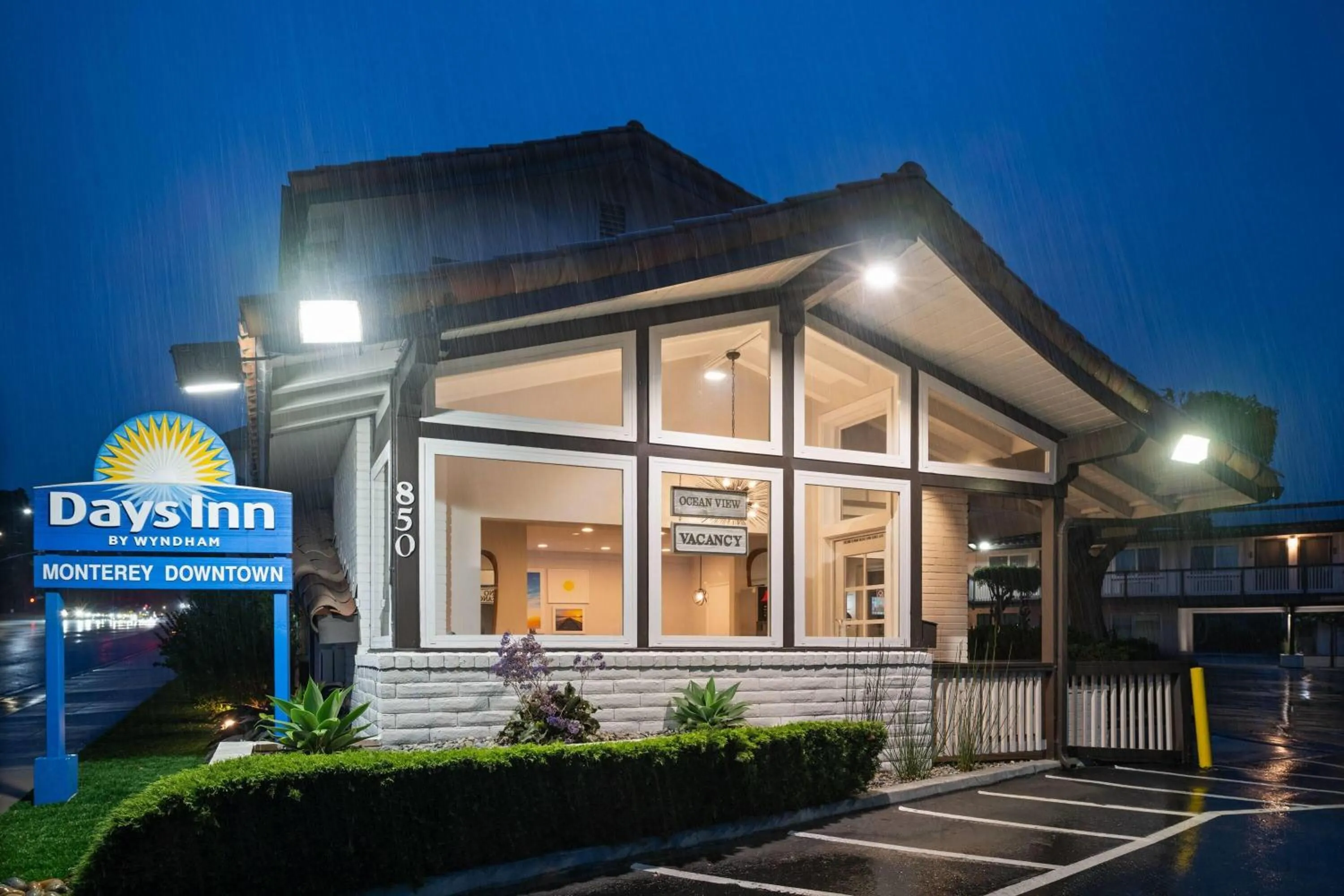 Property building in Days Inn by Wyndham Monterey Downtown