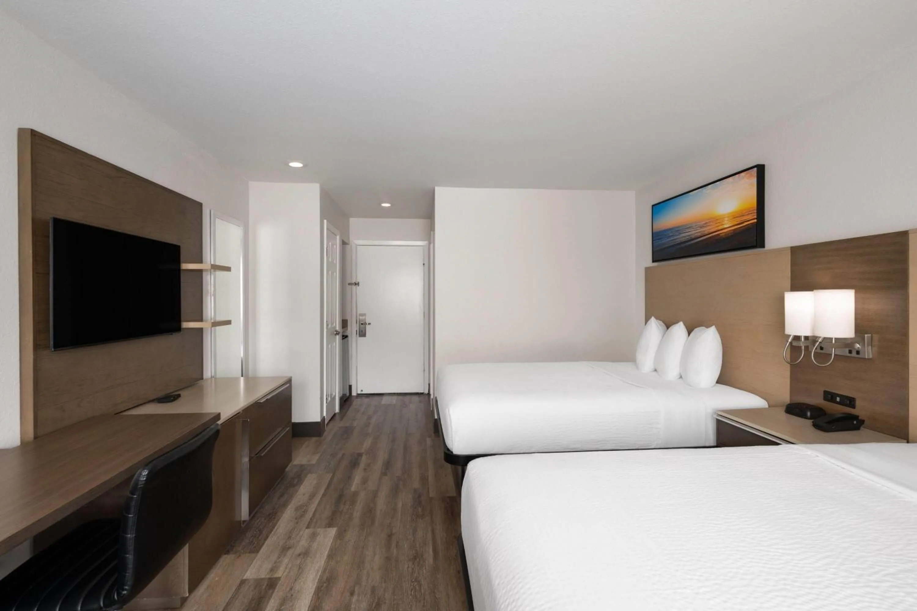 Photo of the whole room, Bed in Days Inn by Wyndham Monterey Downtown