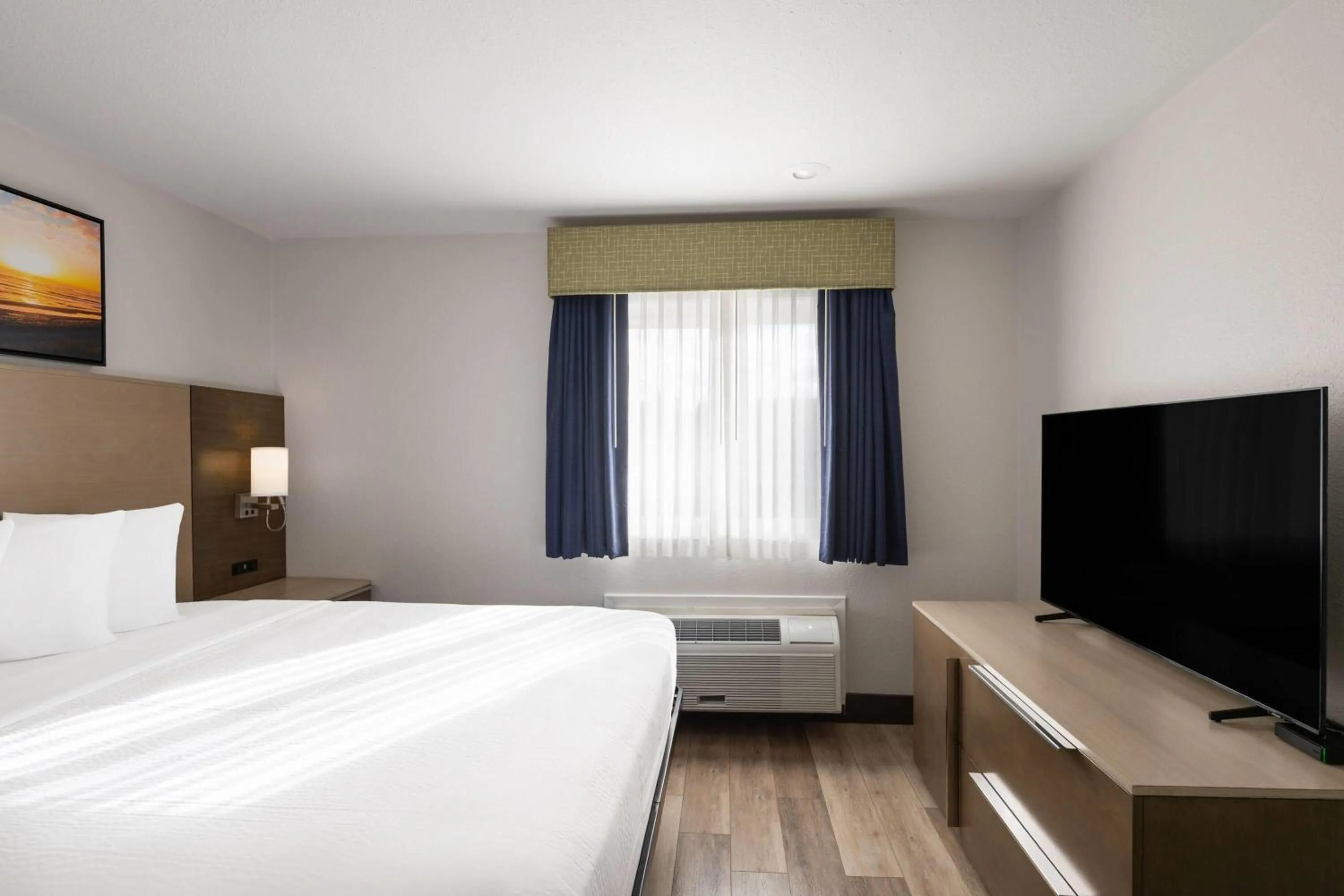 Photo of the whole room, Bed in Days Inn by Wyndham Monterey Downtown