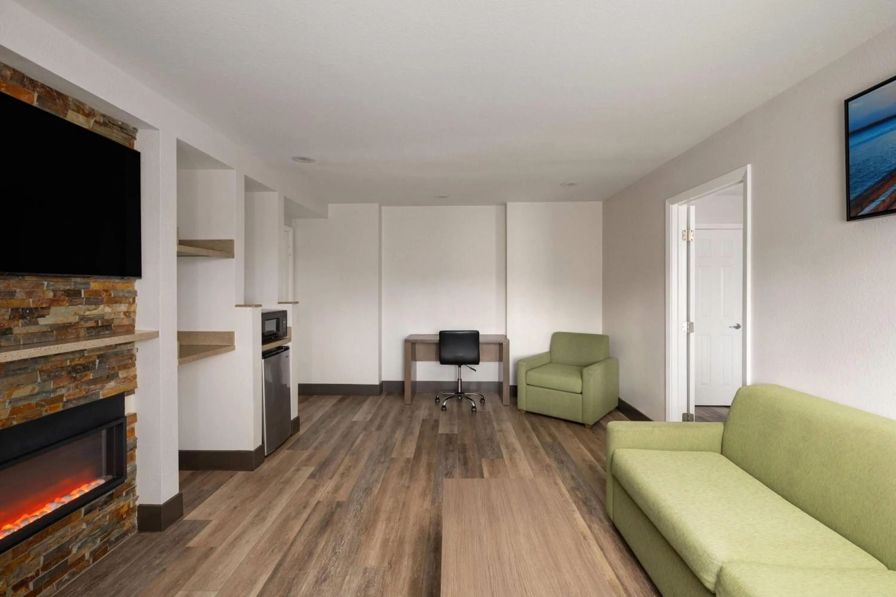 Photo of the whole room in Days Inn by Wyndham Monterey Downtown