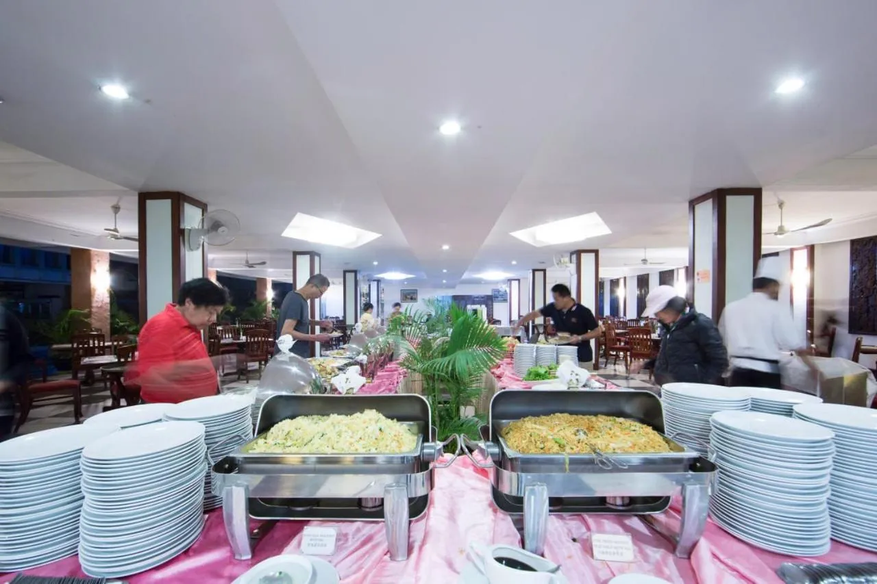 Restaurant/places to eat in Smiling Hotel