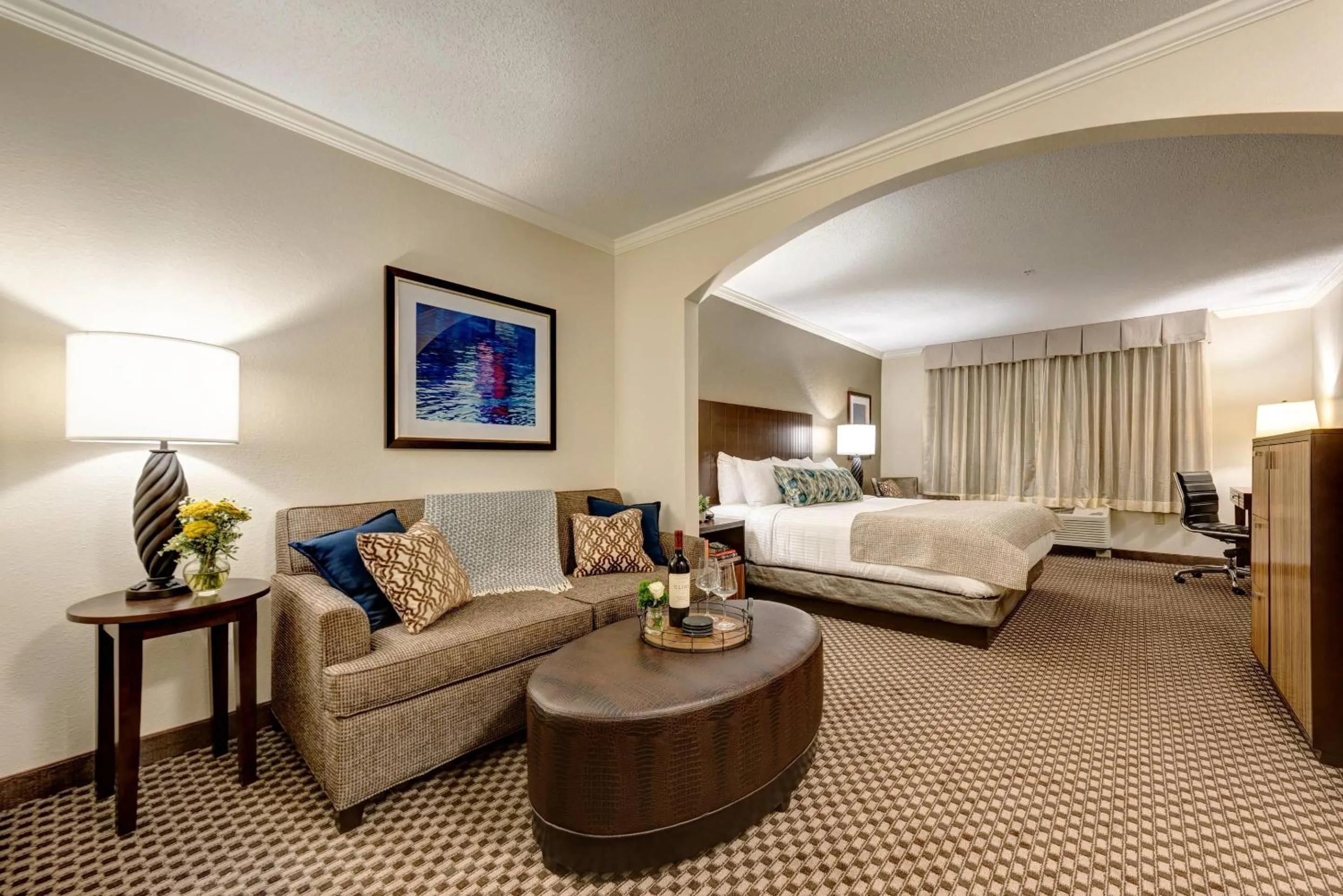 Bedroom, Bed in Garrison Hotel & Suites Dover-Portsmouth, an Ascend Collection Hotel