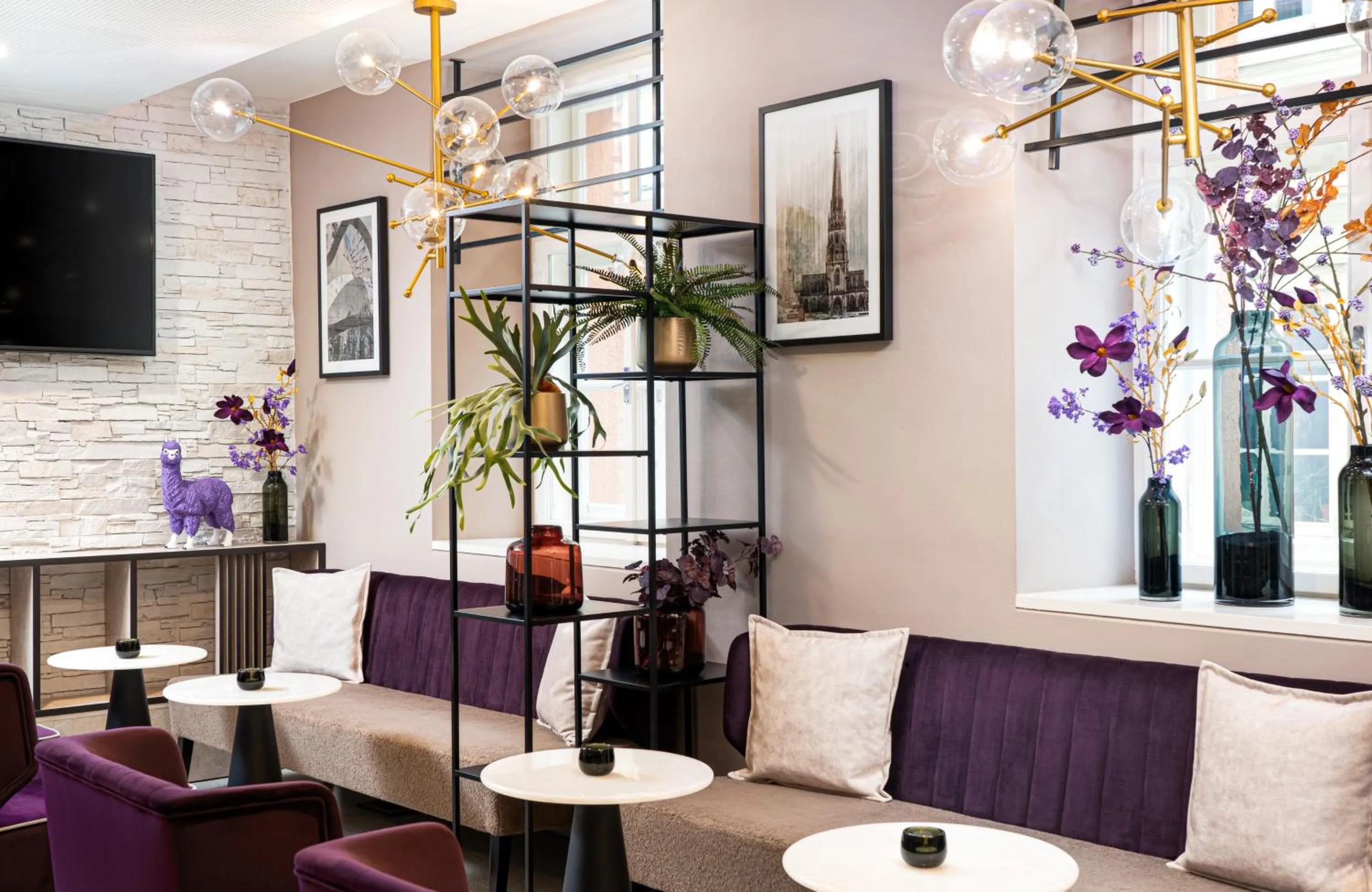 Lobby or reception in Leonardo Boutique Hotel Linz City Center