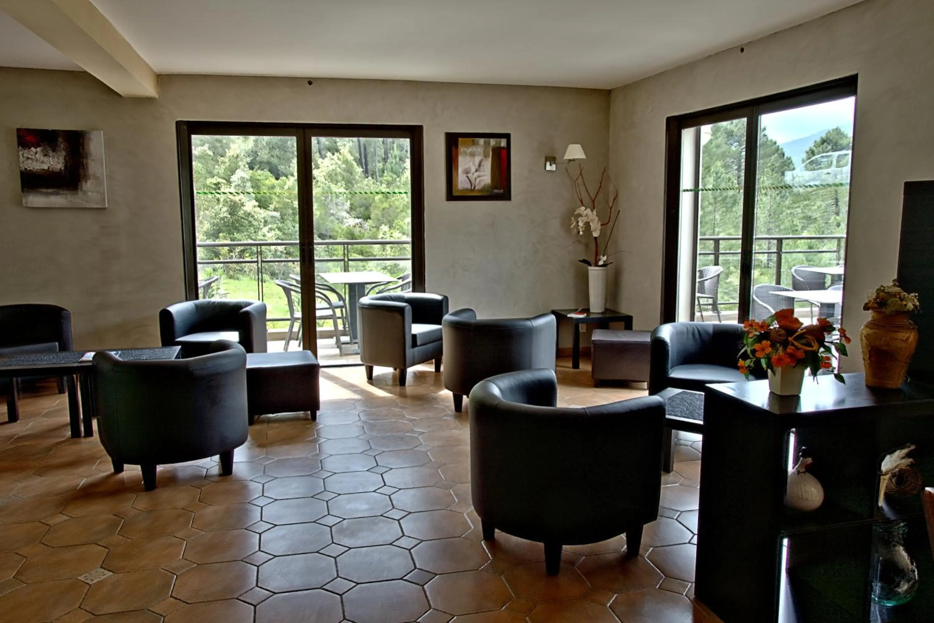Communal lounge/ TV room in Auberge des Deux Sorru