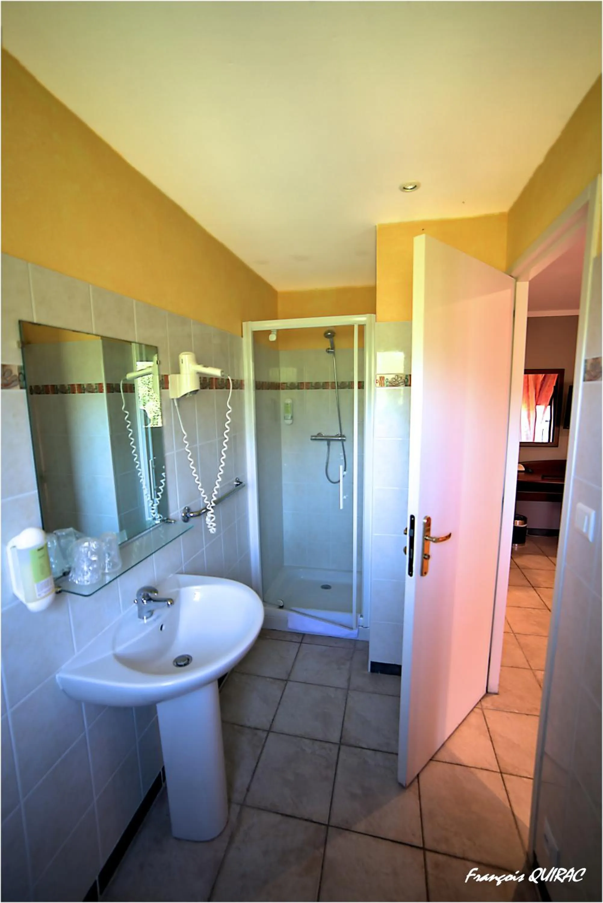 Shower in Auberge des Deux Sorru