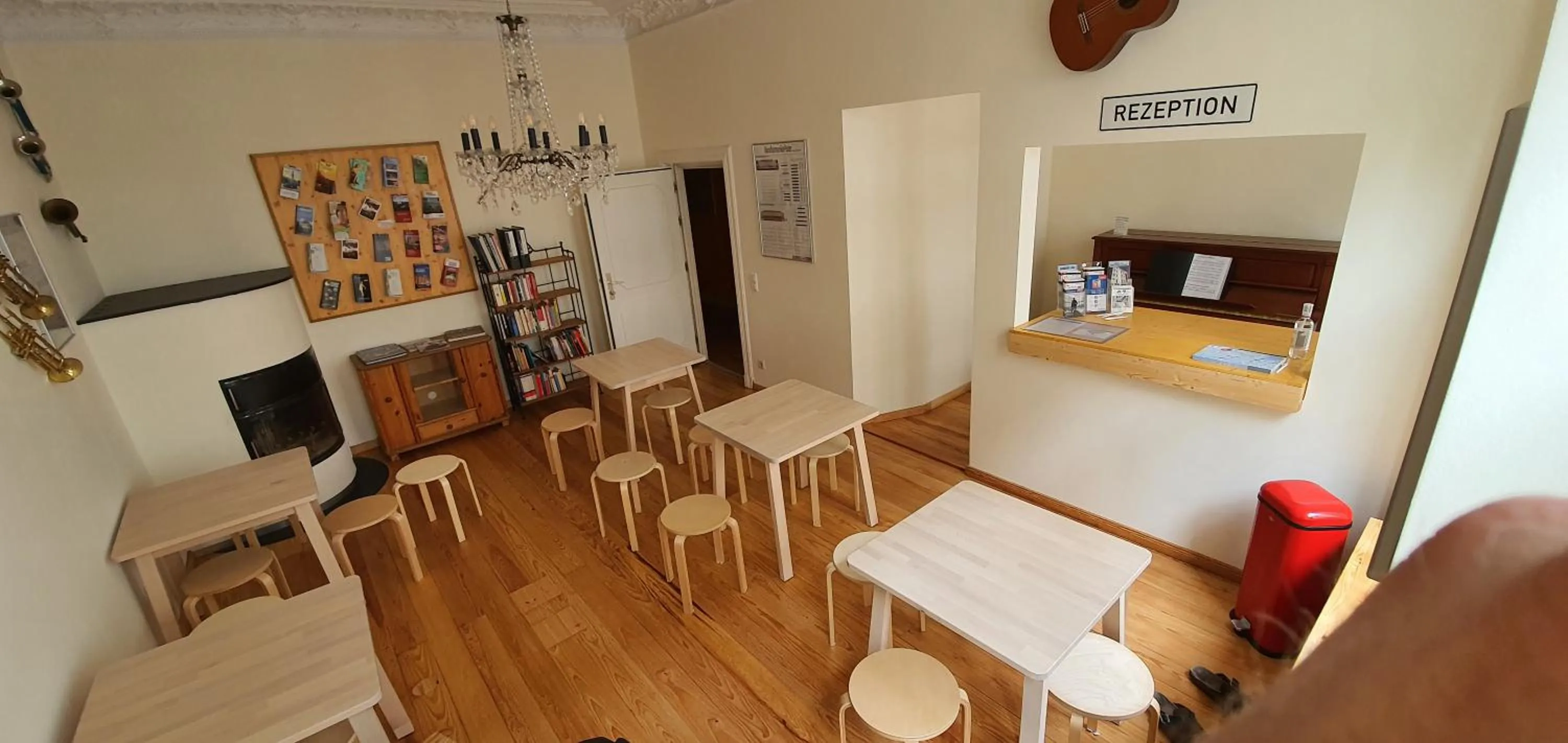 Communal lounge/ TV room in Buch-Ein-Bett Hostel