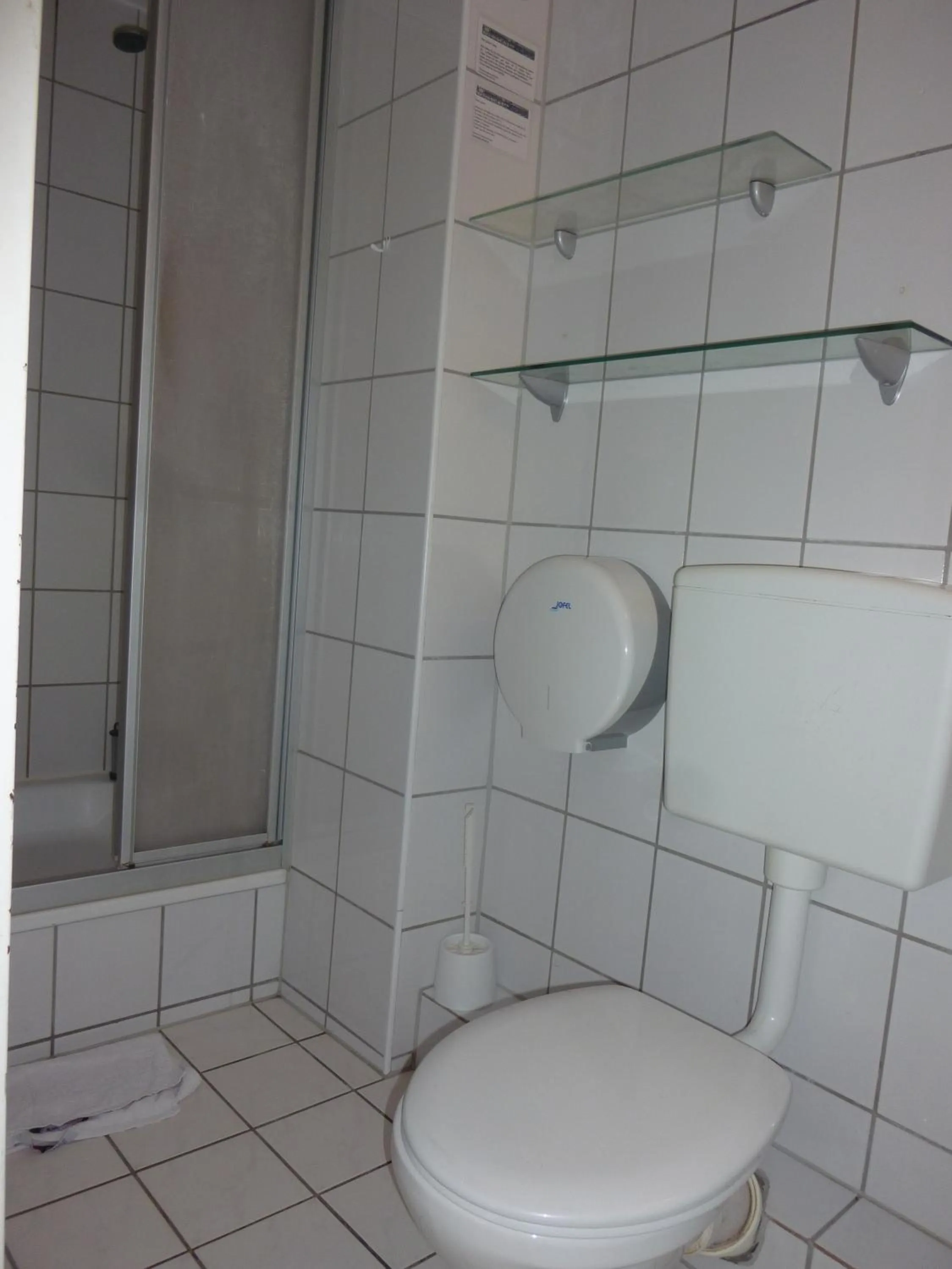 Bathroom in Buch-Ein-Bett Hostel