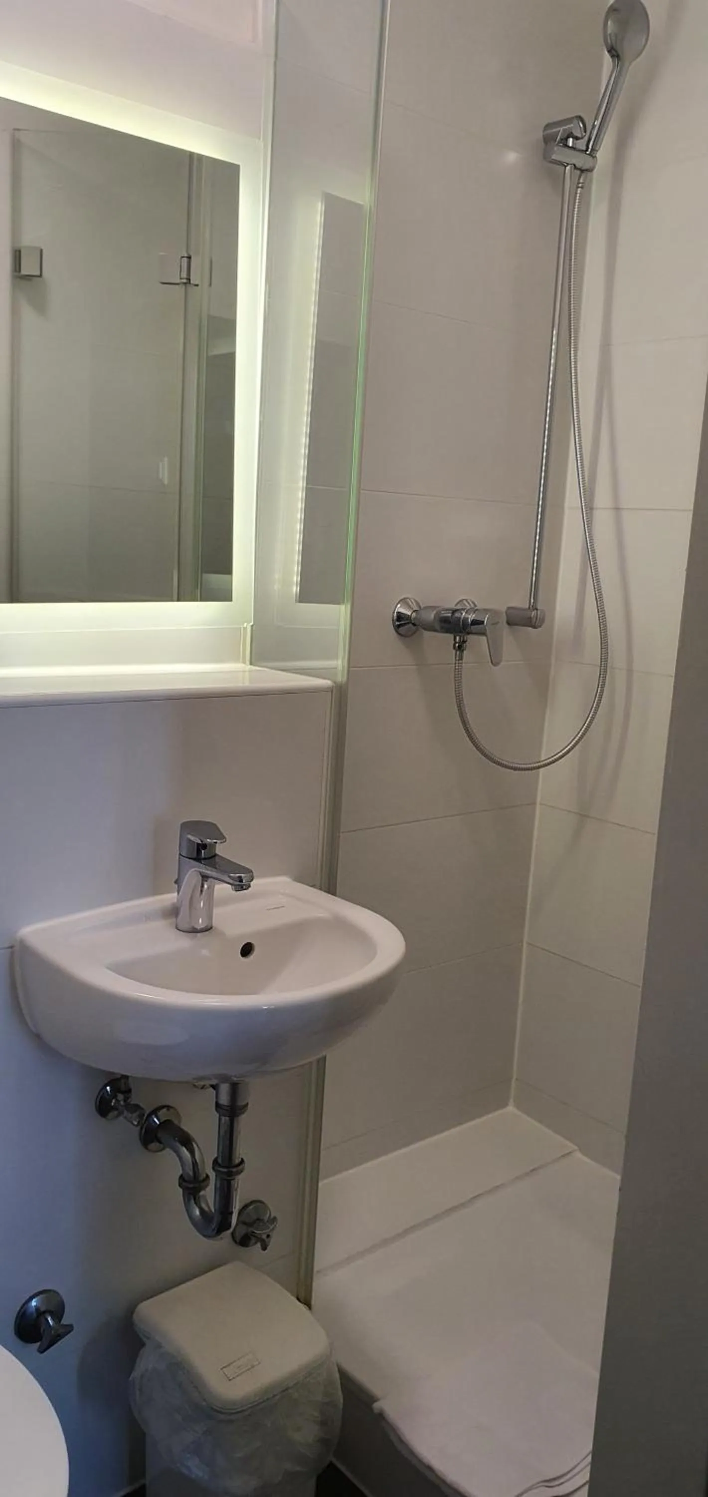 Bathroom in Buch-Ein-Bett Hostel