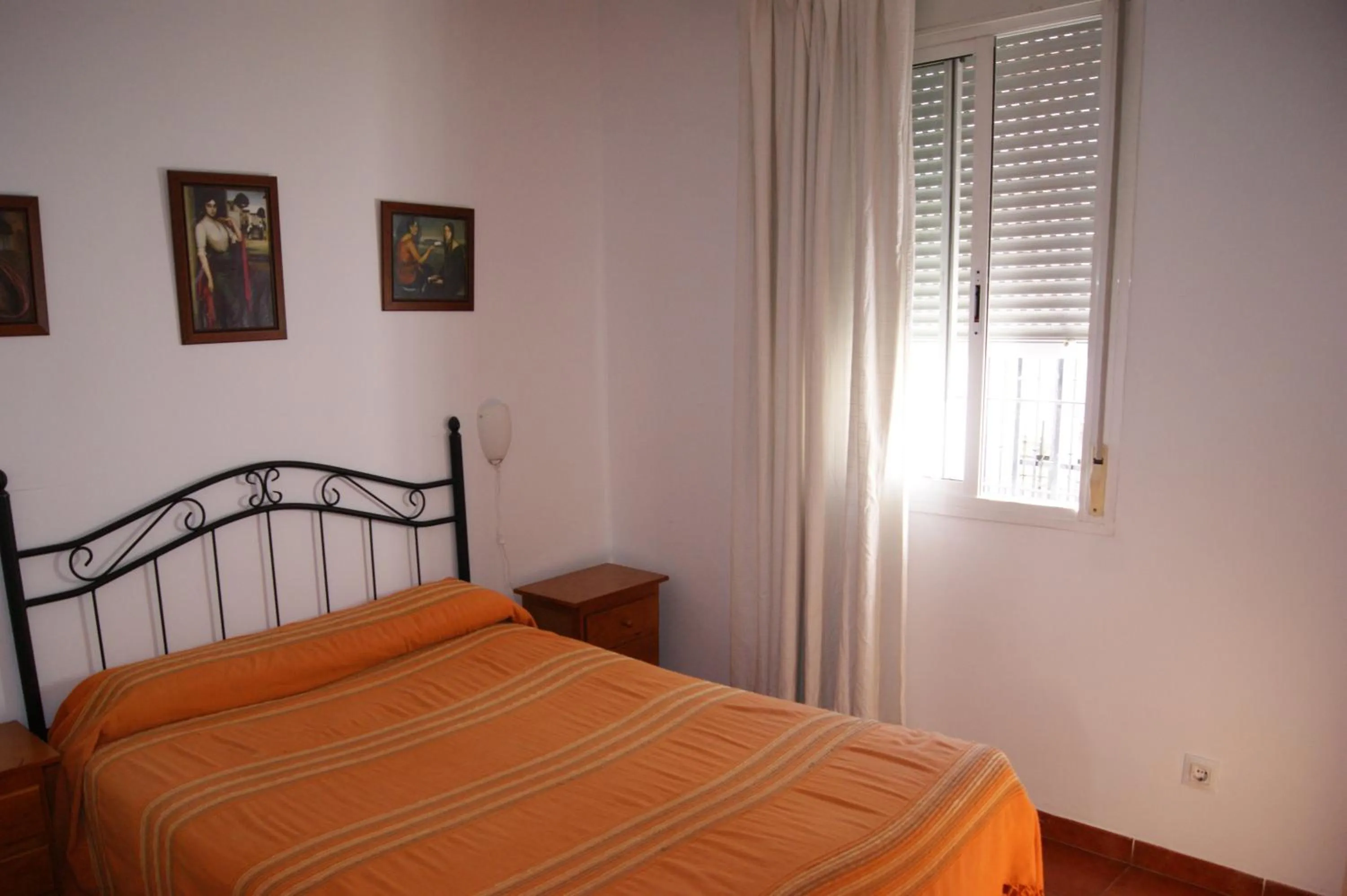 Bathroom, Bed in Hostal Alcazar I