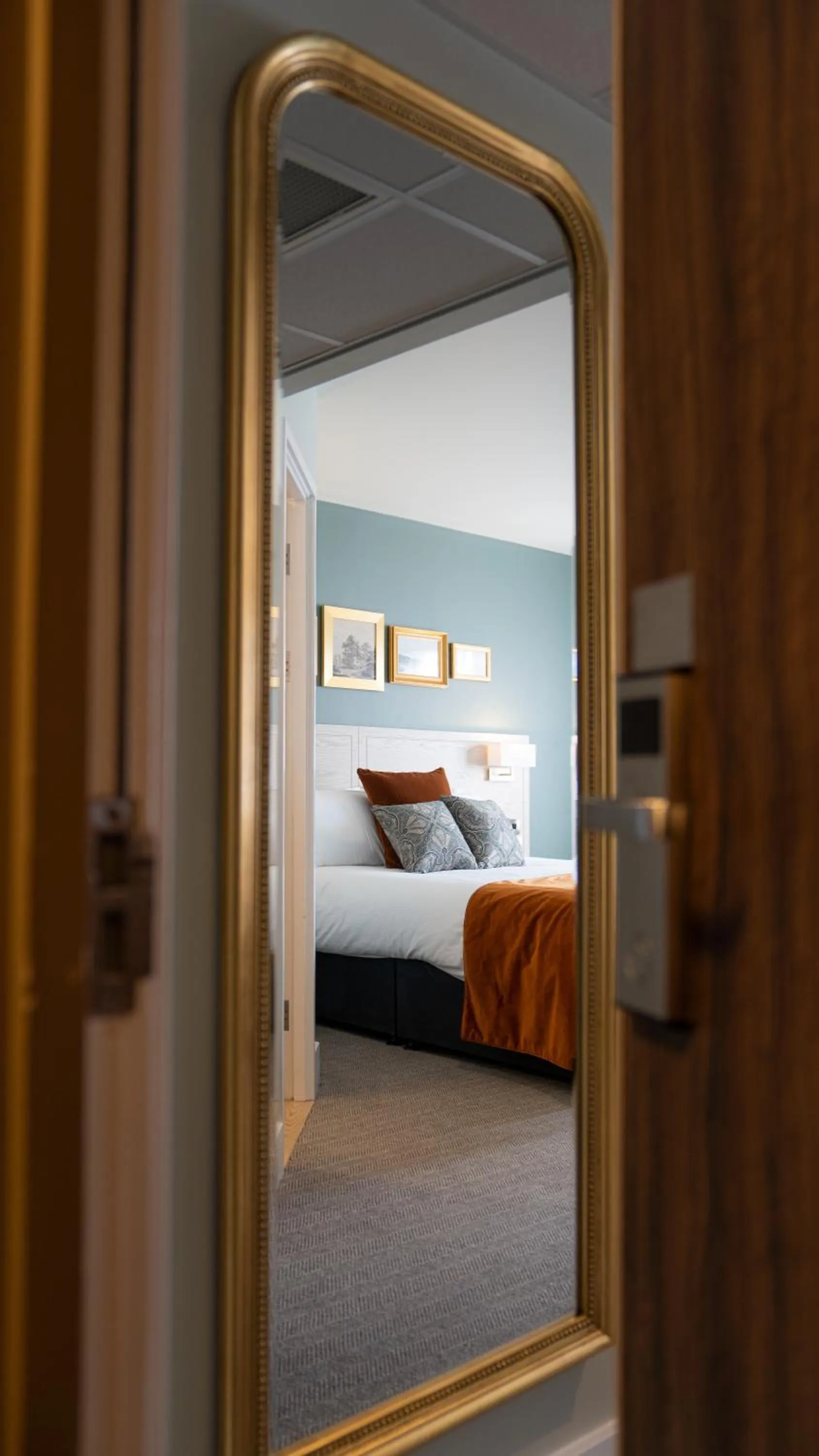 Bedroom, Bed in Spread Eagle, Gailey by Marston's Inns